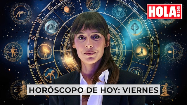 en primer plano, Belén Cuesta, de fondo la rueda del Zodiaco con sus correspondientes signos