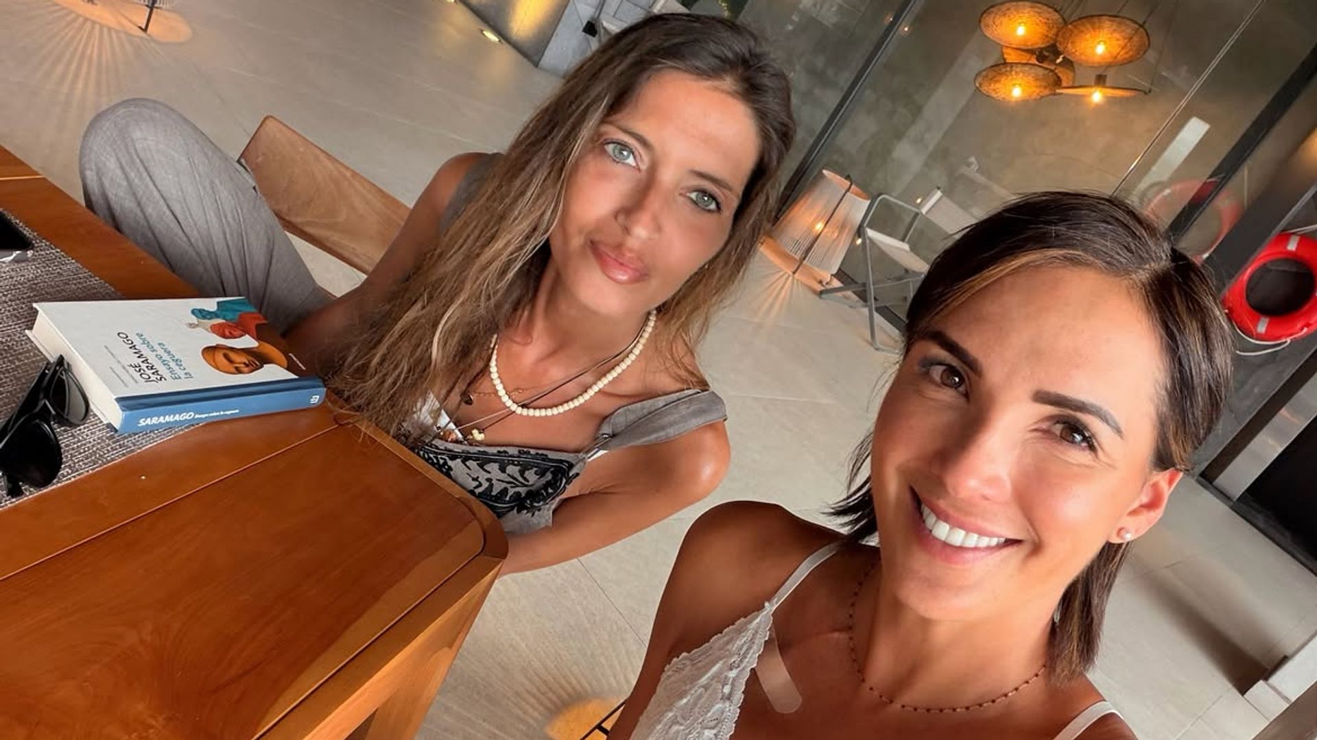 Sara Carbonero y Flaca Guerrero en Ecuador