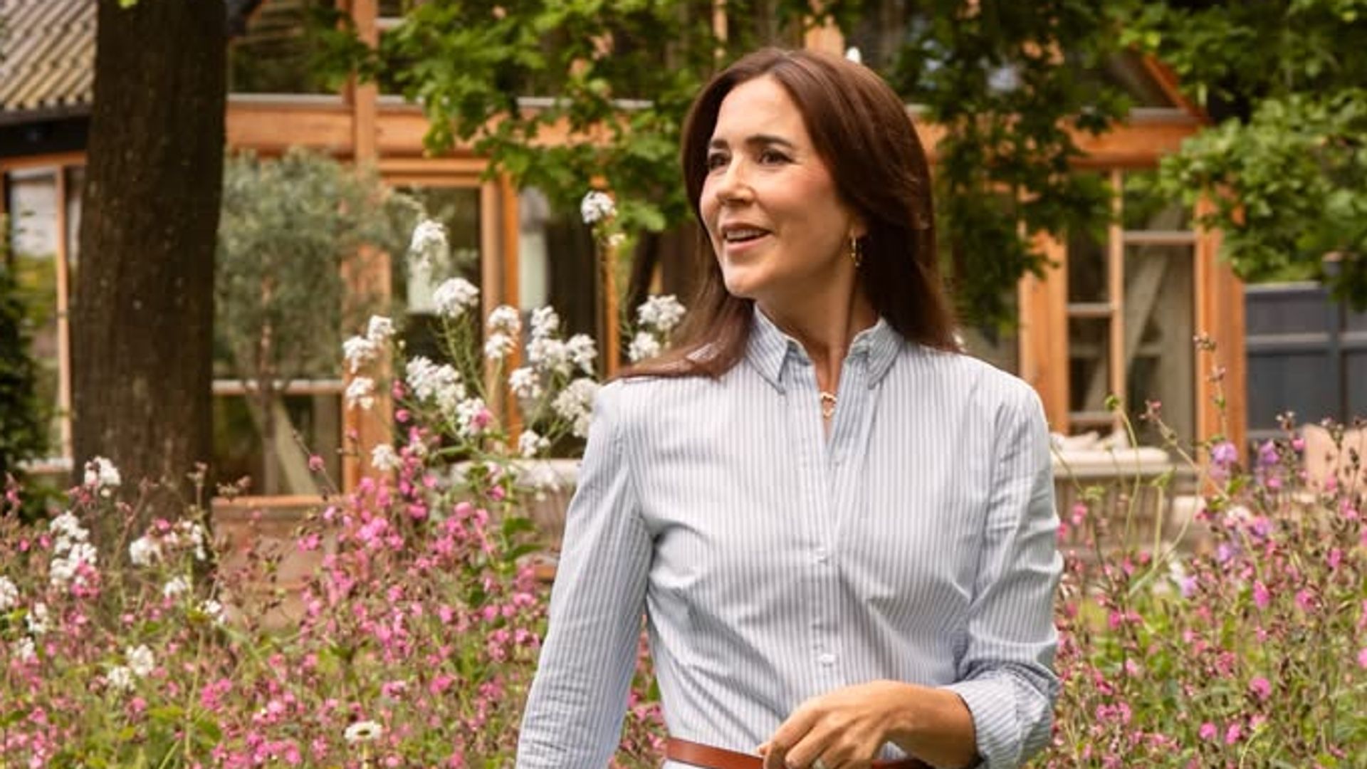 Mary de Dinamarca con vestido camisero de rayas