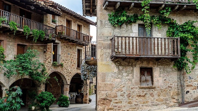 santa pau girona pueblos medievales