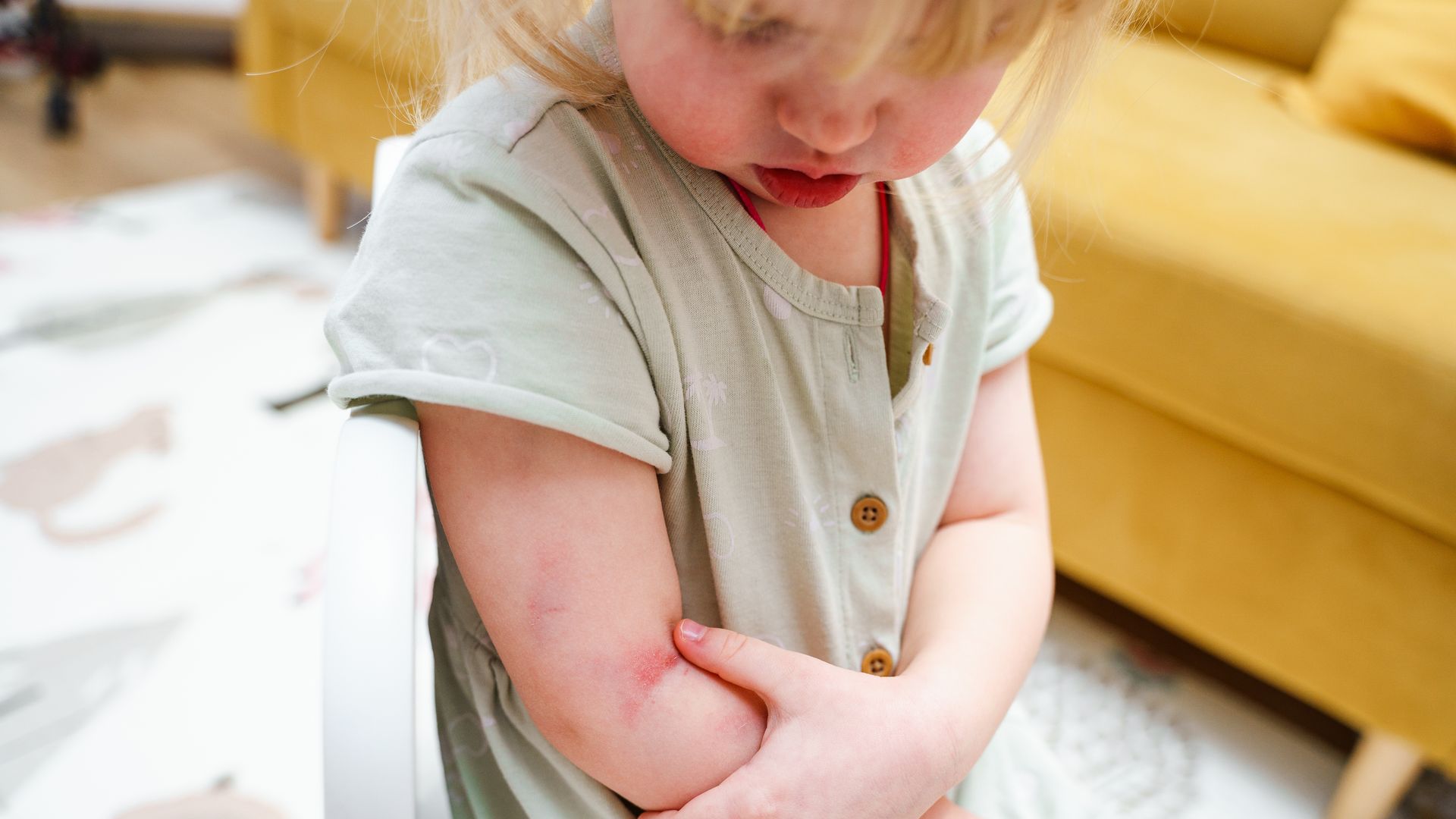 Niña pequeña con dolor en el brazo
