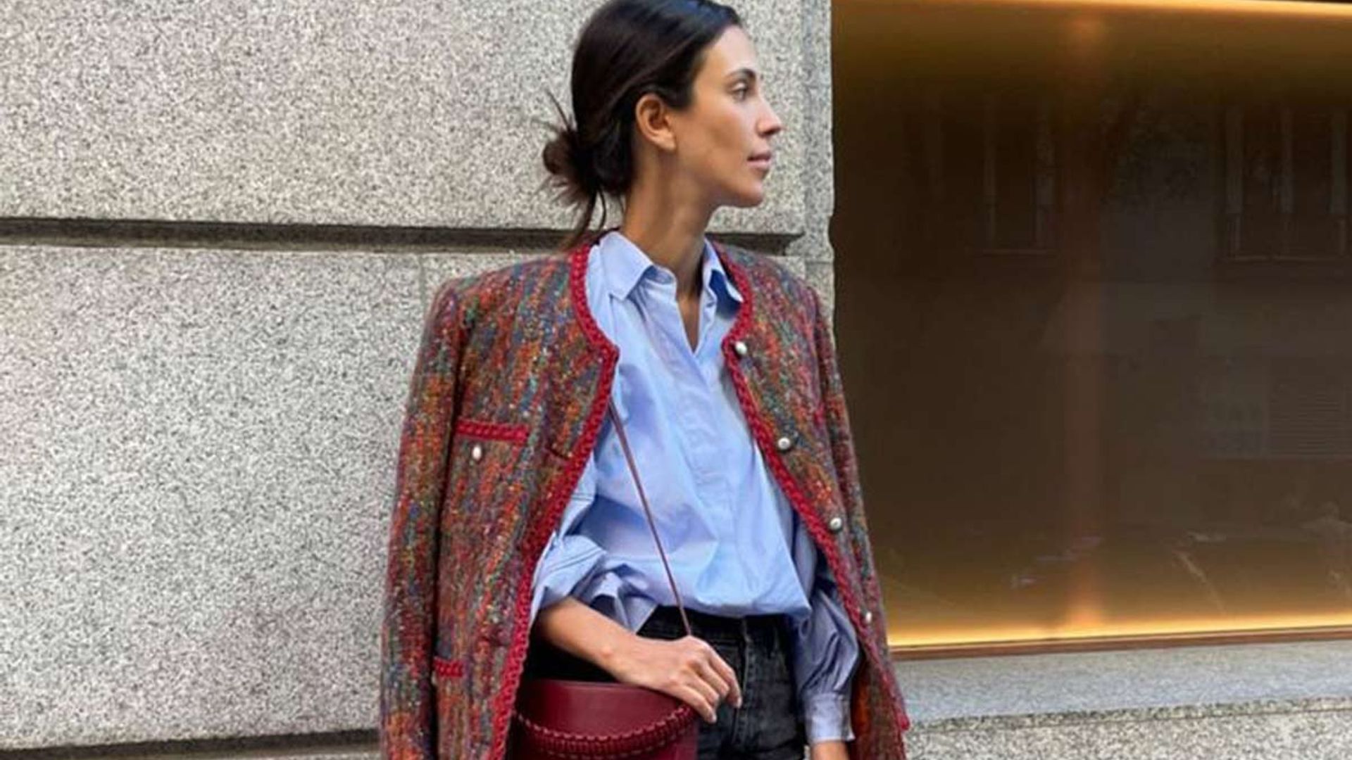 Copia el look de entretiempo de Sassa de Osma con estos dos básicos (y tu americana favorita)