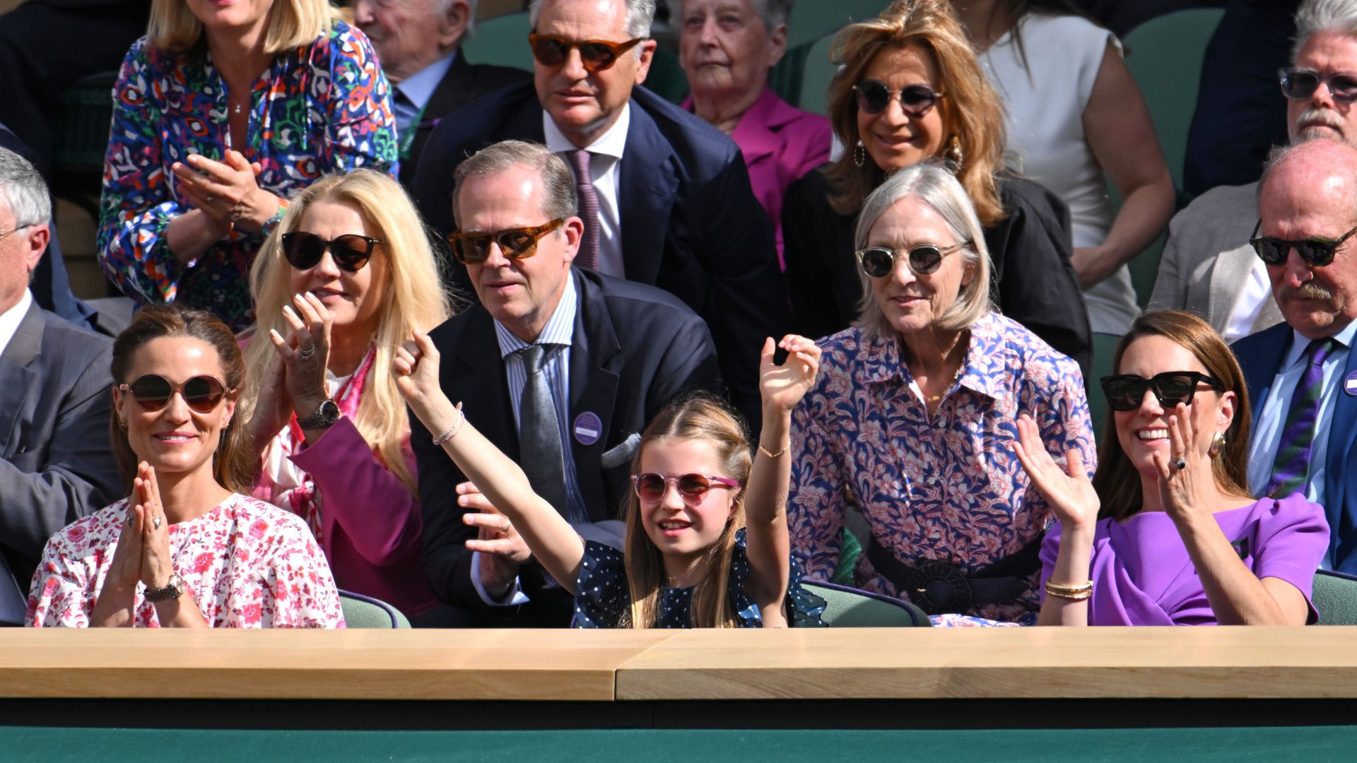(De izq. a der.) Pippa Middleton, Stefan Edberg, la princesa Charlotte, Marjory Gengler y la princesa Kate en la final de Wimbledon