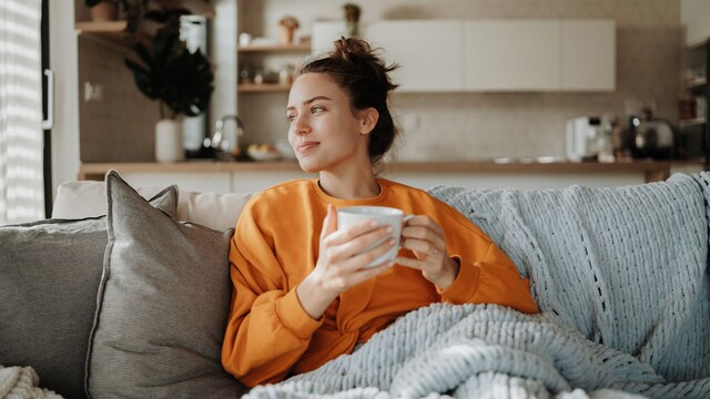 Mujer caliente en su casa en invierno
