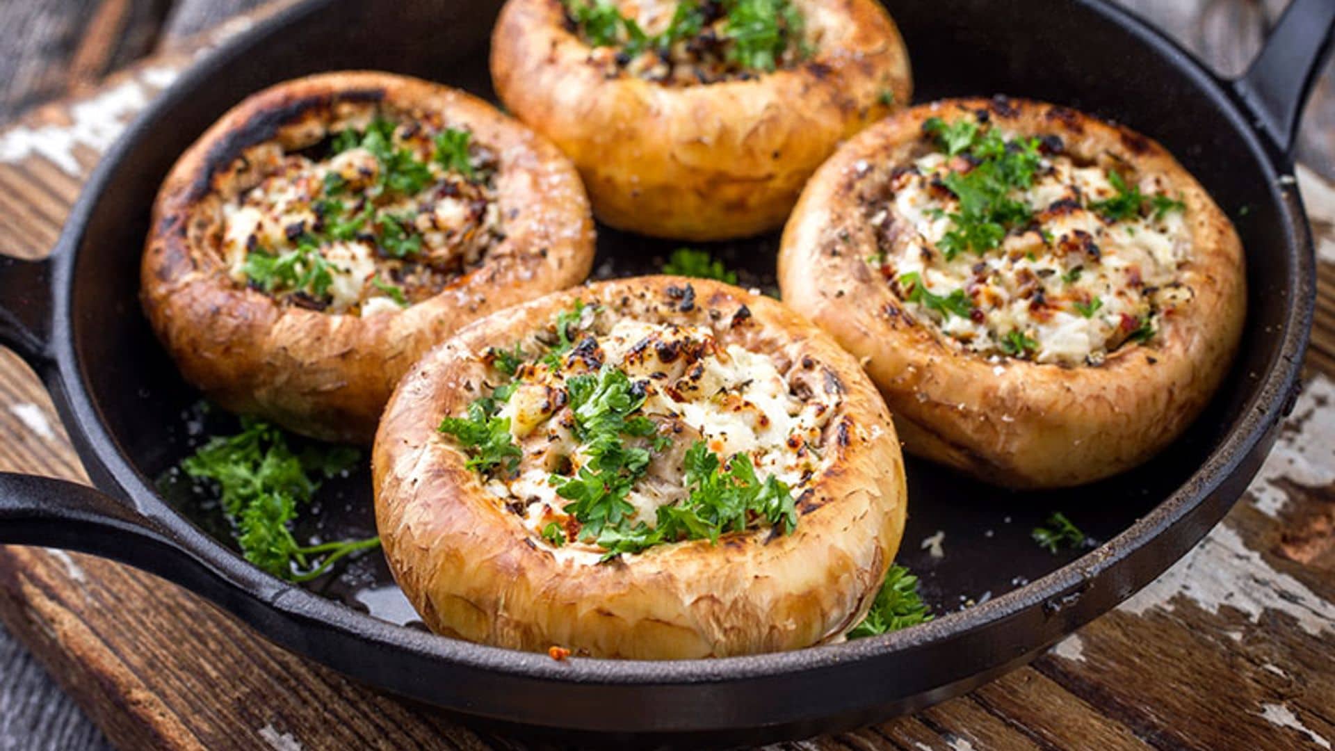Champiñones al horno rellenos de queso feta, ajo y perejil