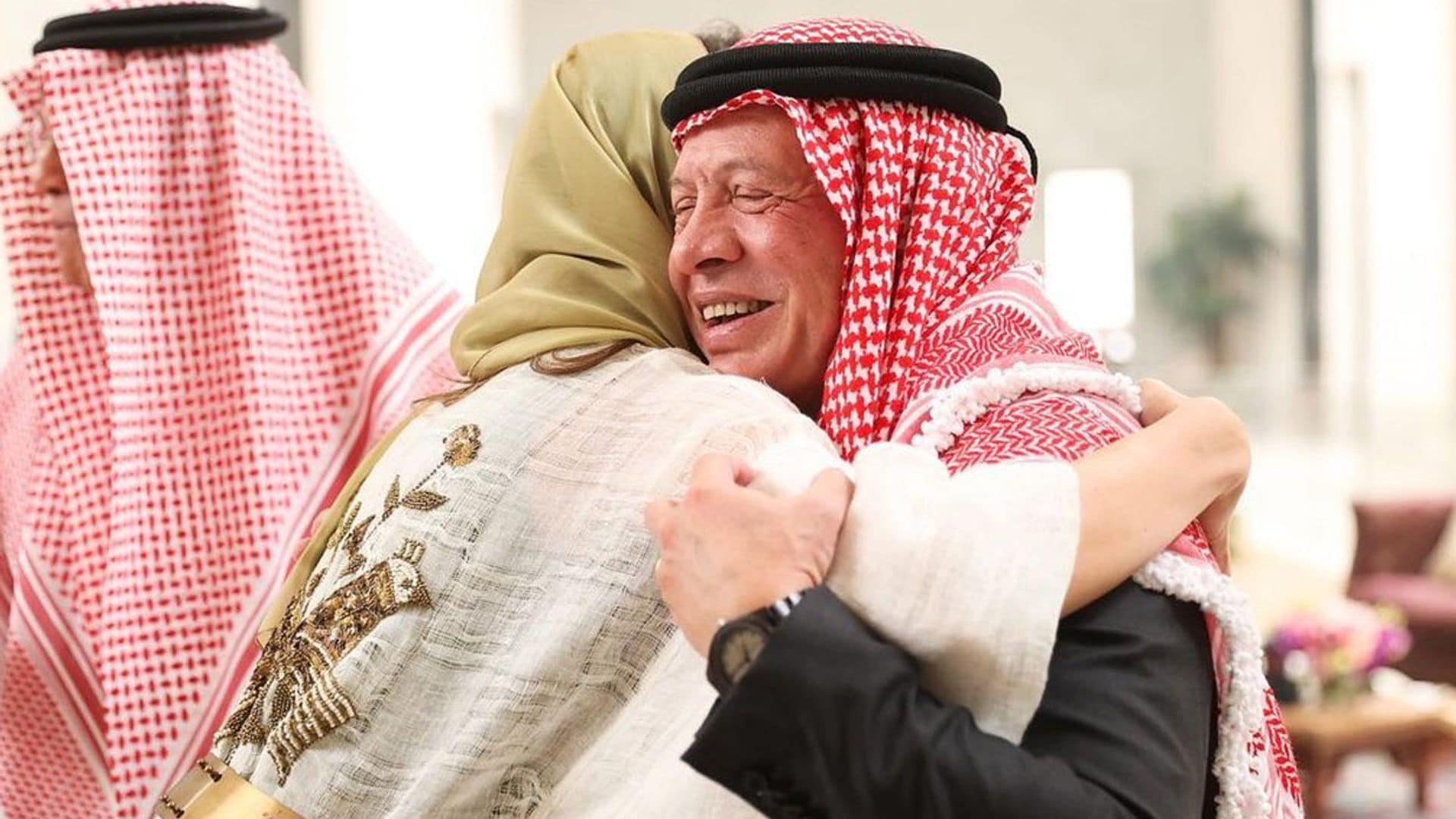 De la reacción de los reyes de Jordania al impresionante anillo: los detalles del compromiso del príncipe Hussein