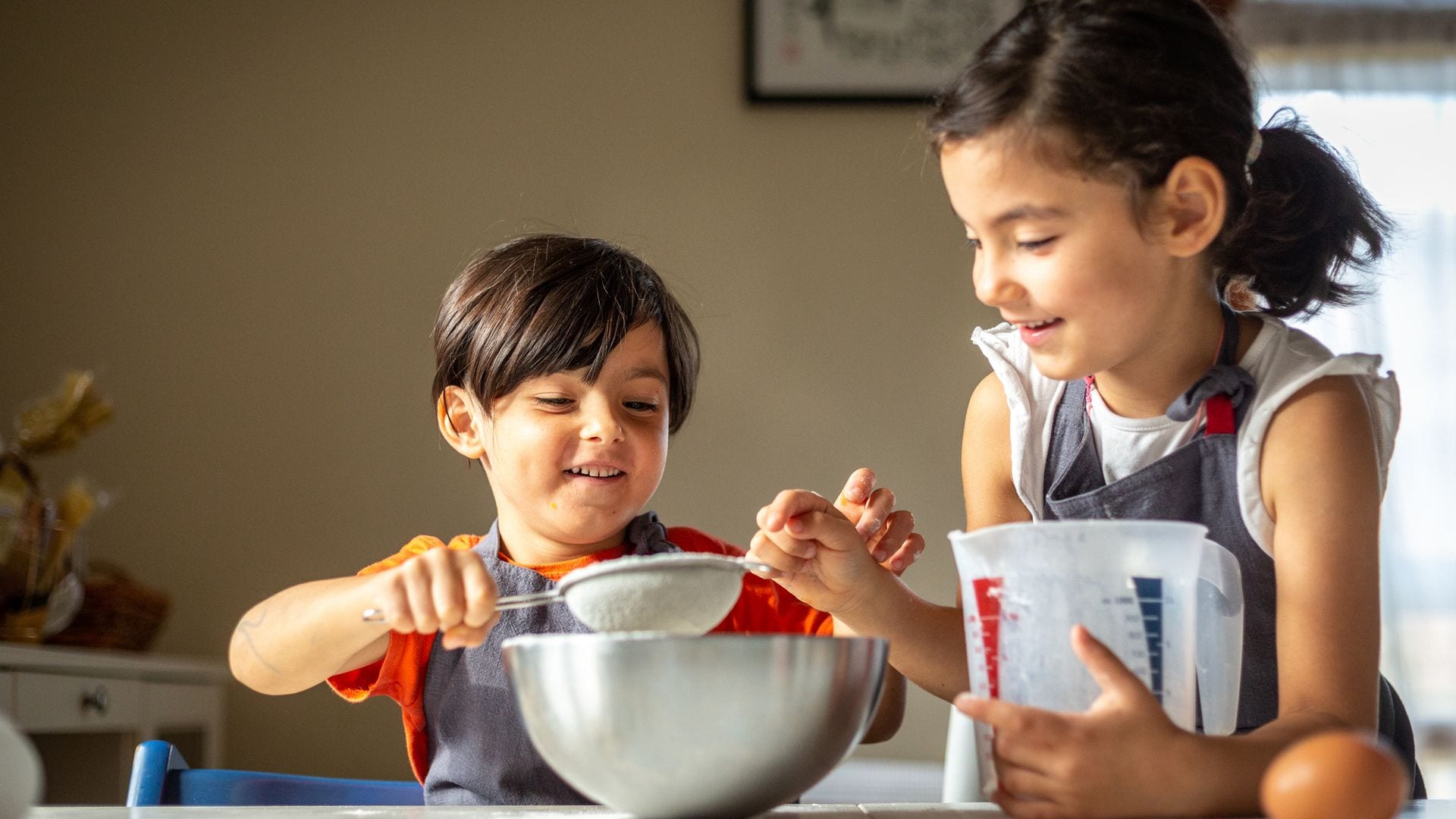 Niños cocinan en casa