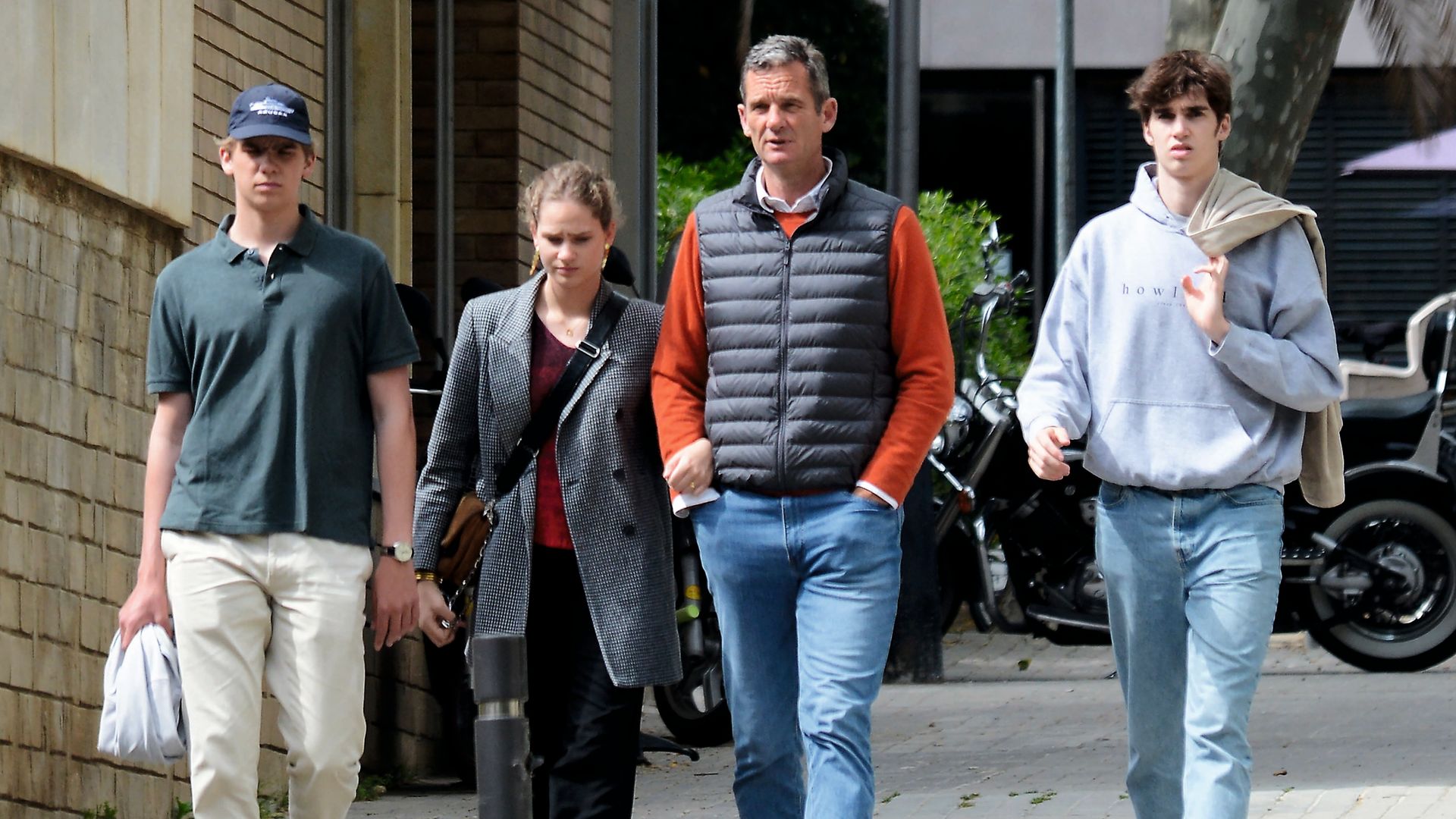 Iñaki Urdangarin camina con tres hijos