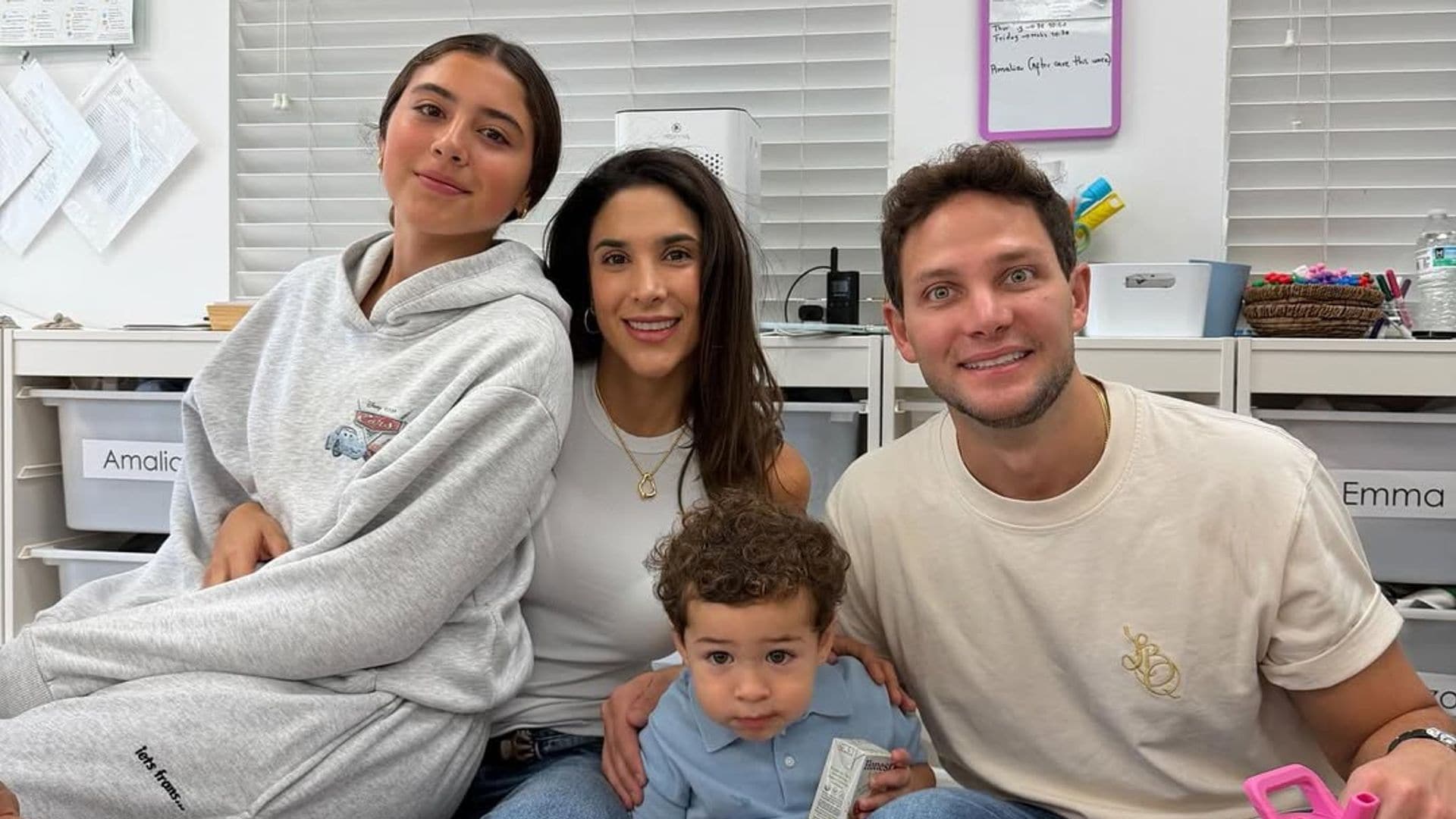 Daniela Ospina y Gabriel Coronel celebran los dos años de su hijo, Lorenzo, con una fiesta escolar