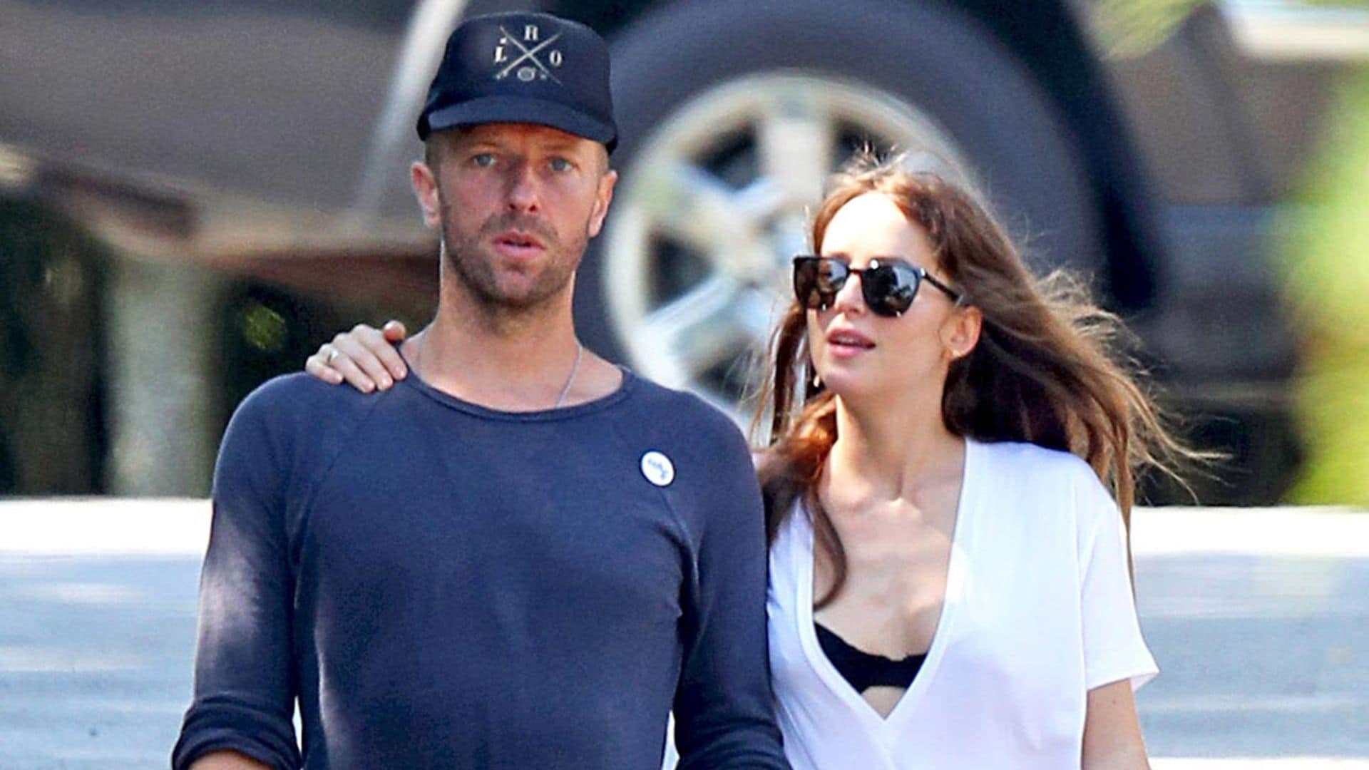¿Se han comprometido Chris Martin y Dakota Johnson después de seis años de noviazgo? Te contamos todos los detalles