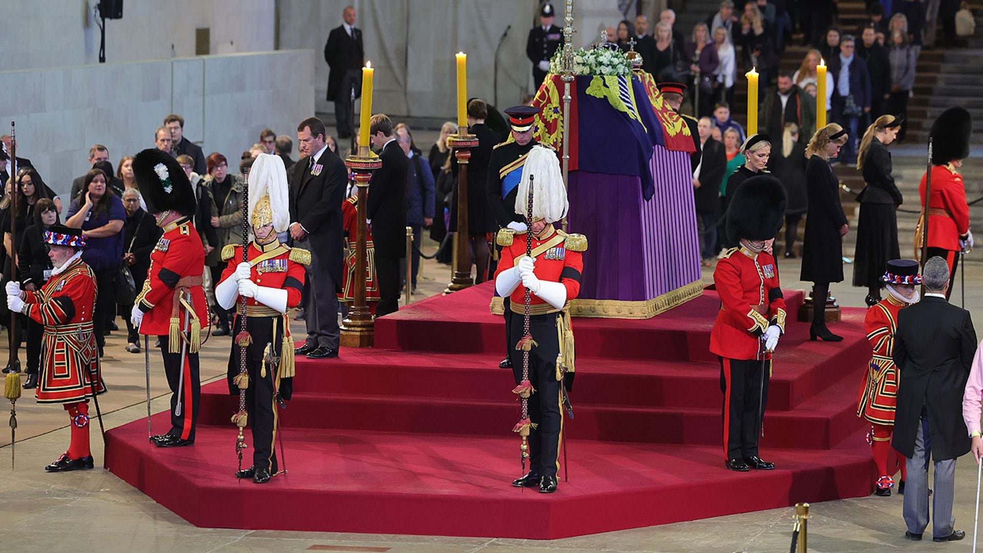 Los ocho nietos de la reina Isabel se unen en una conmovedora vigilia en su honor antes del funeral de Estado