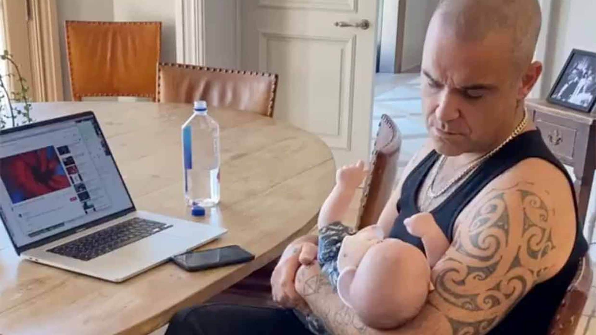 ¿Preparando su oído musical? Robbie Williams canta a su bebé Beau mientras le arrulla