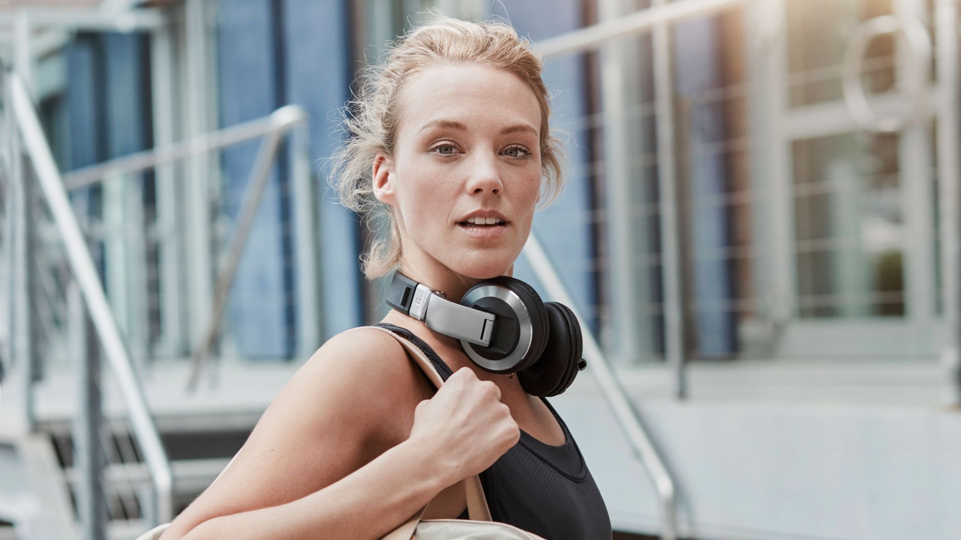 Mujer que va a practicar su rutina de deporte