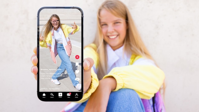 Adolescente haciendo un TikTok con el teléfono
