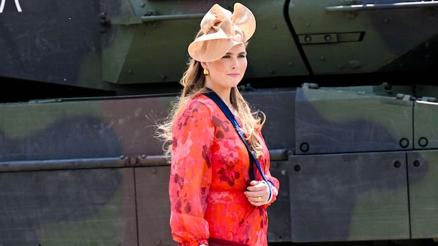 Amalia de Holanda con el brazo en cabestrillo