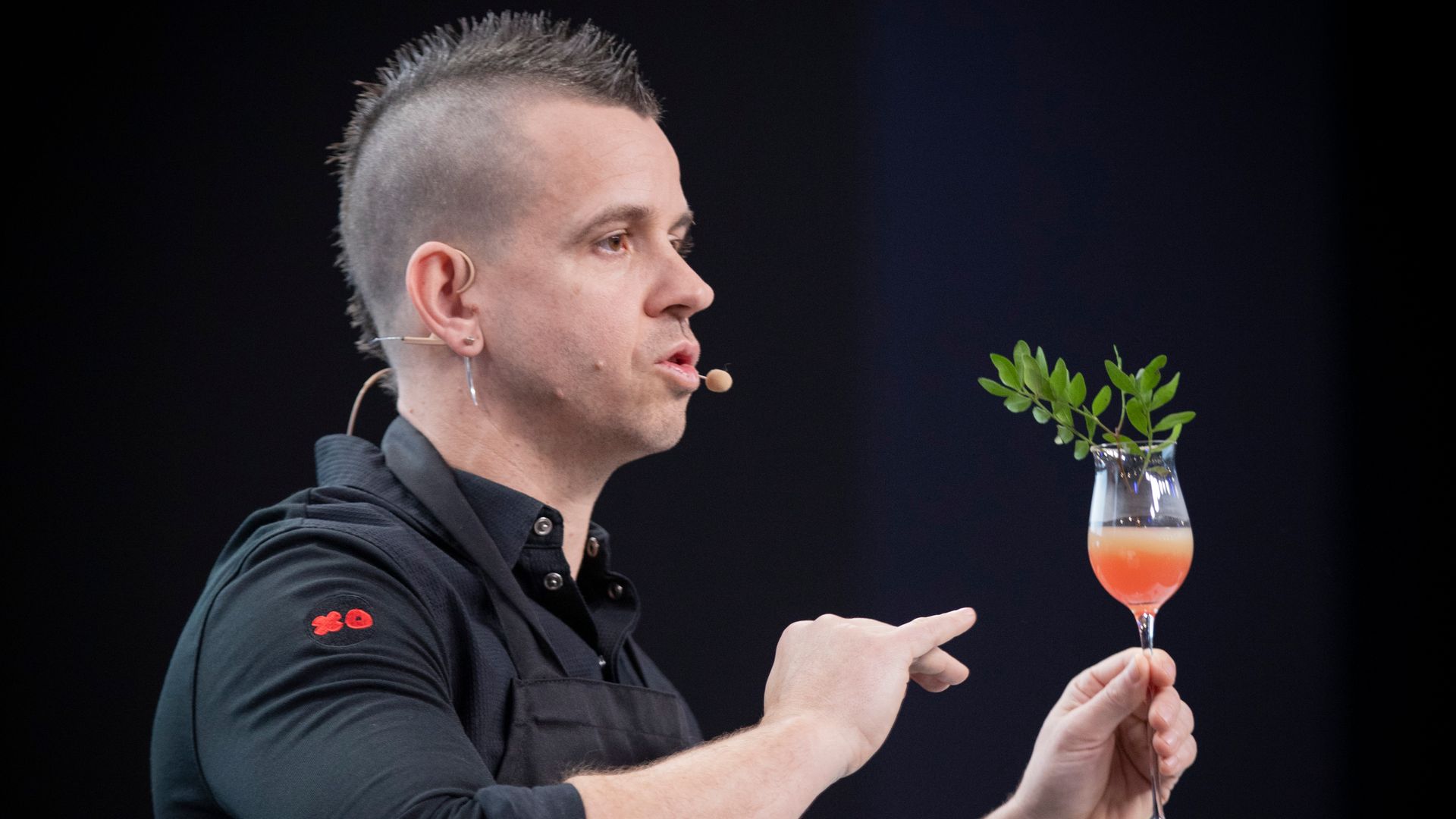 Dabiz Muñoz con una de las propuestas de su 'cocina líquida' en Madrid Fusión 2026.