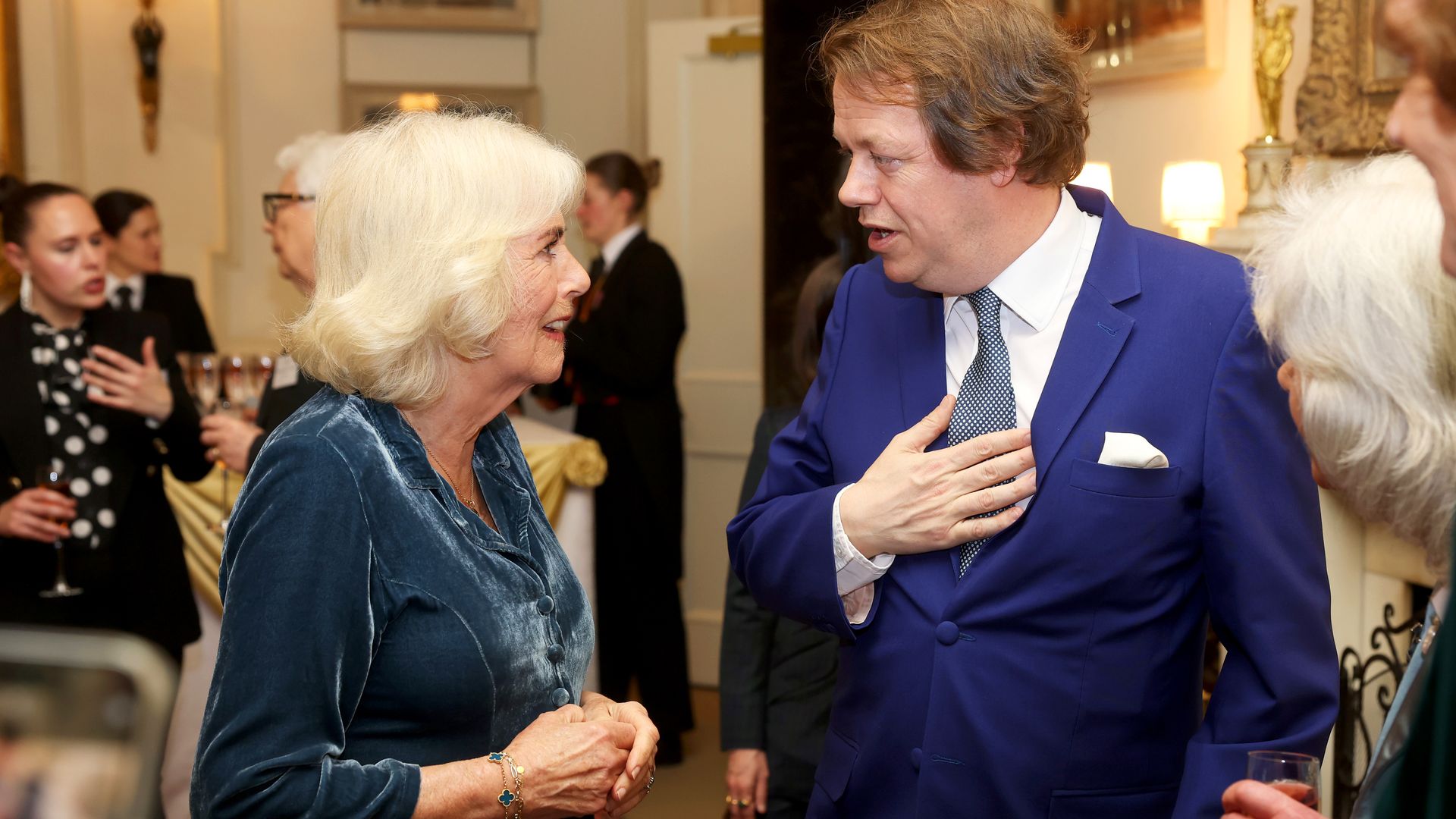 Mientras el príncipe Harry sigue alejándose de su familia, el hijo de la reina Camilla hace todo lo contrario