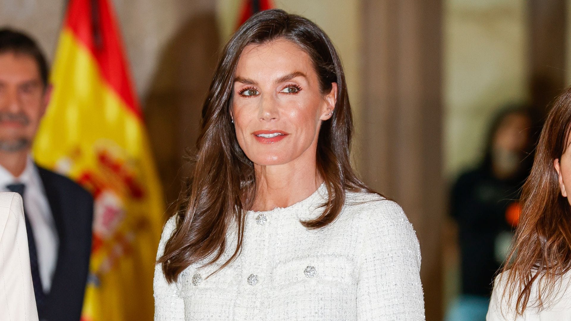 La reina Letizia rompe sus propias reglas y transforma un vestido de tweed francés "2 en 1" en Madrid