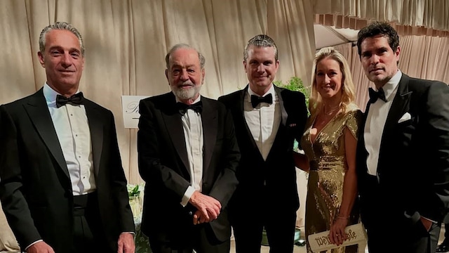 En la imagen, Carlos Slim Domit y su padre, Carlos Slim Helú, con el nuevo Secretario de Defensa de Estados Unidos, Pete Gegseth, su esposa, Jennifer Cunningham y Eduardo Verástegui. 
