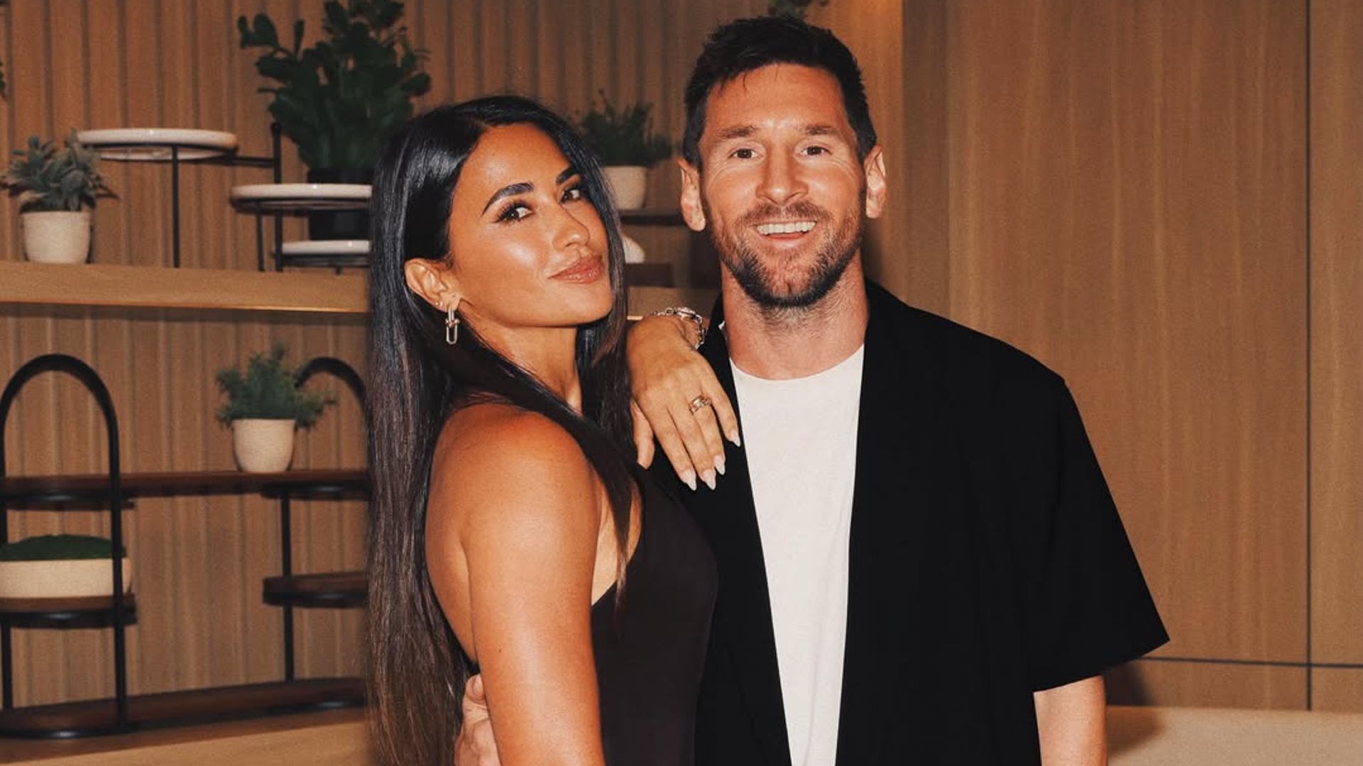 Antonela Roccuzzo desmiente que Lionel Messi se ha ya hecho algún retoque estético.