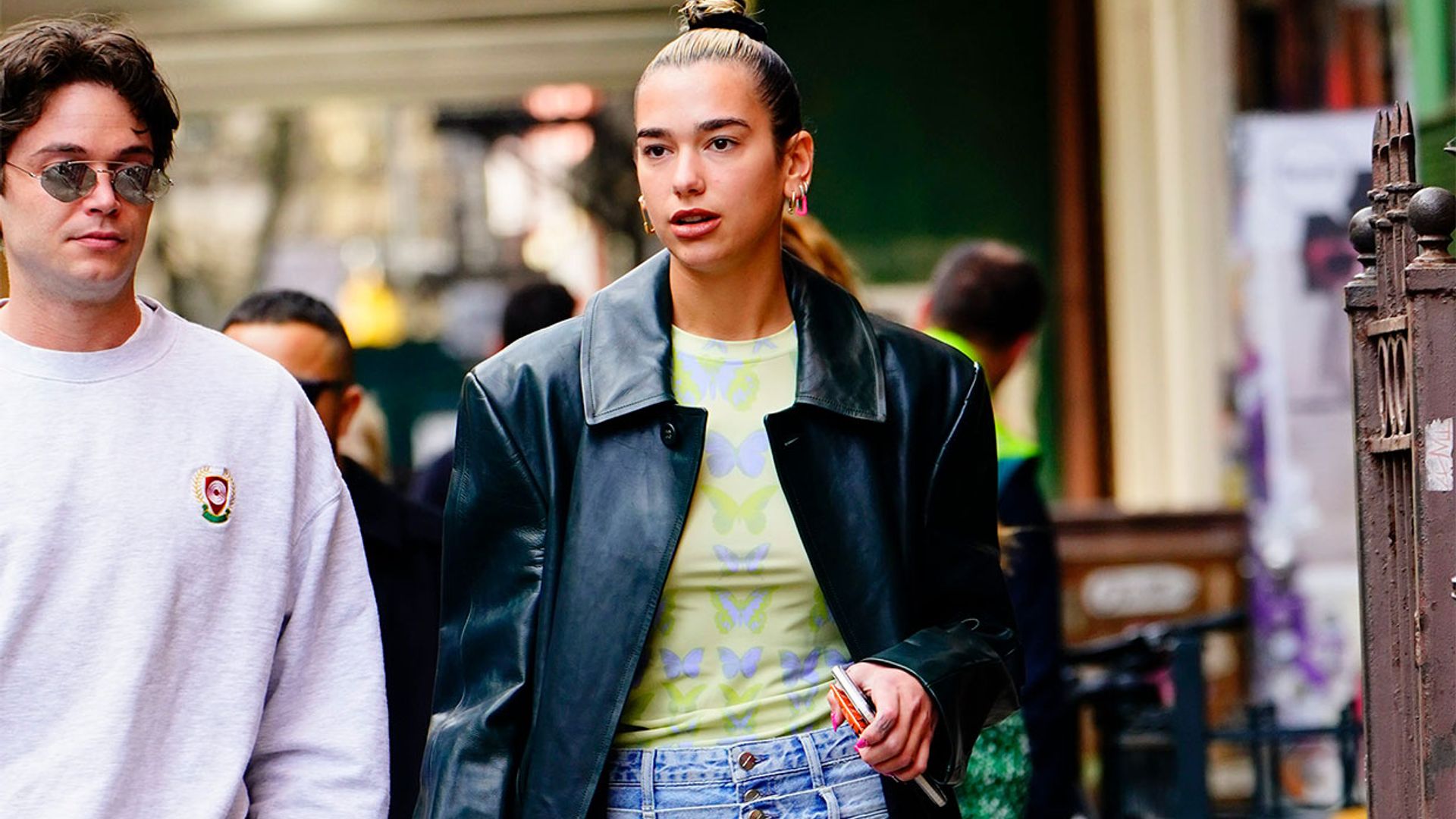 El estilo de Dua Lipa, el icono de la Generación Z que arrasa este verano
