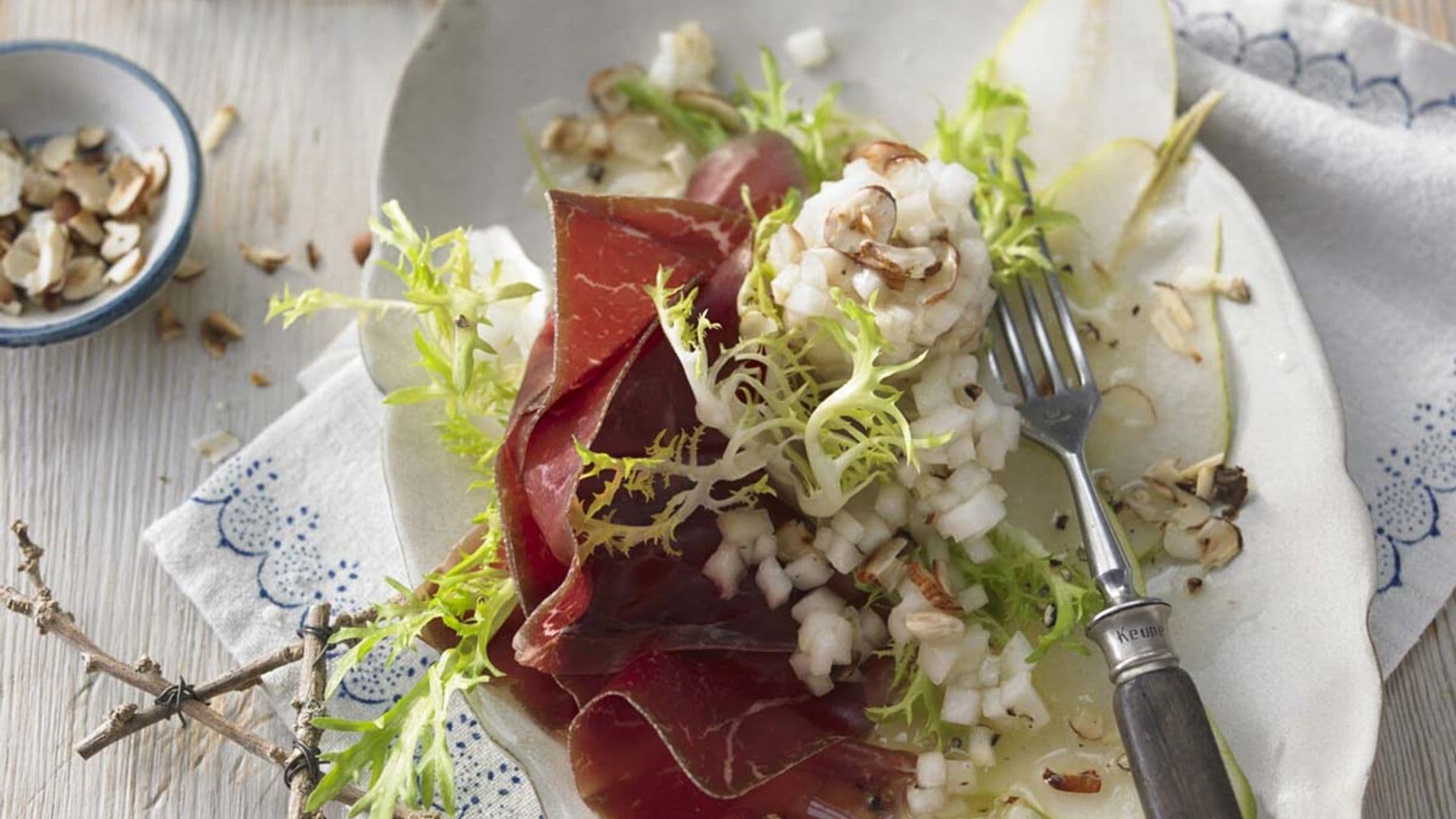 Tartar de pera con bresaola y avellanas