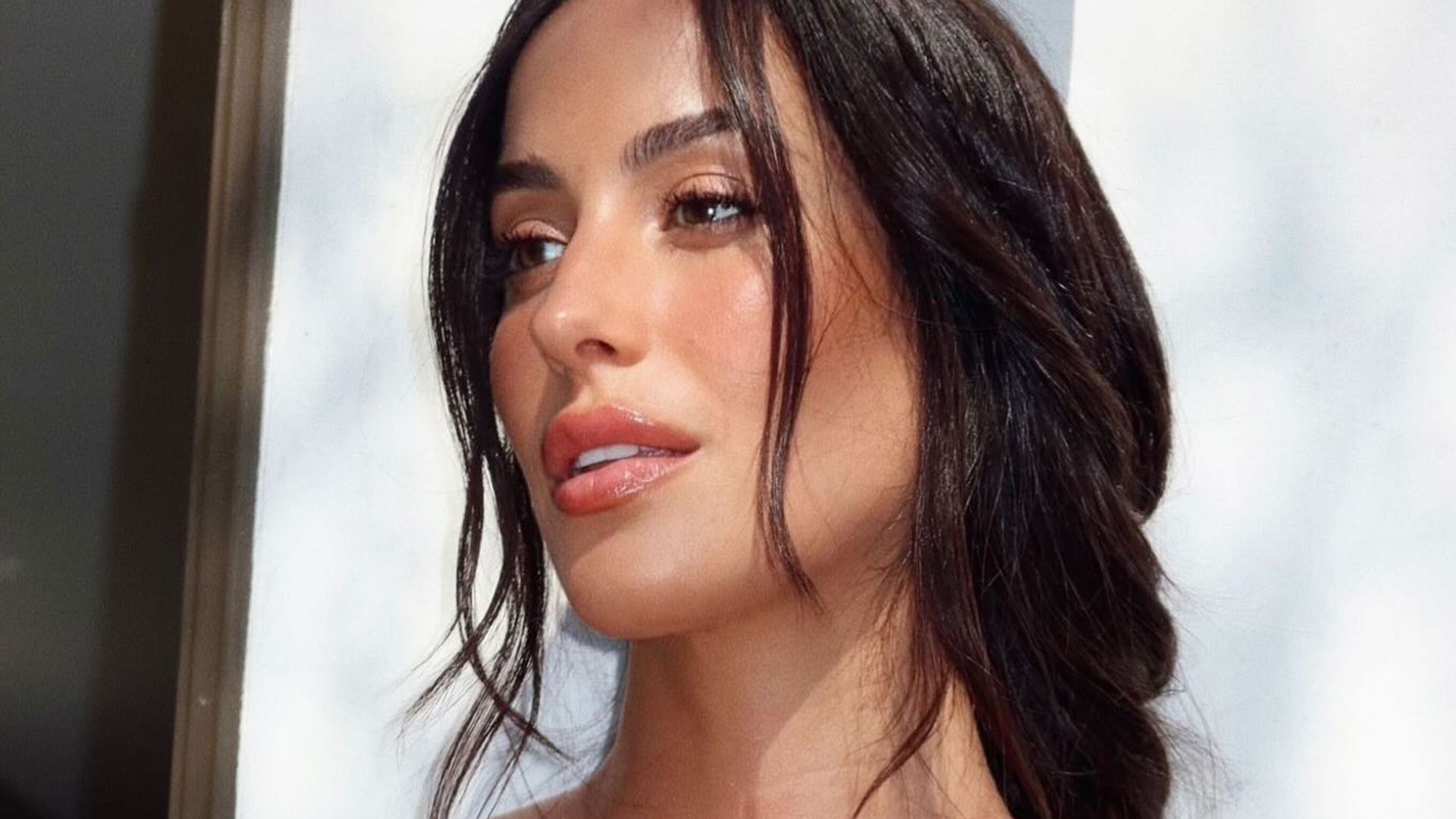Inés de Ramón con vestido amarillo, trenza y maquillaje bronceado