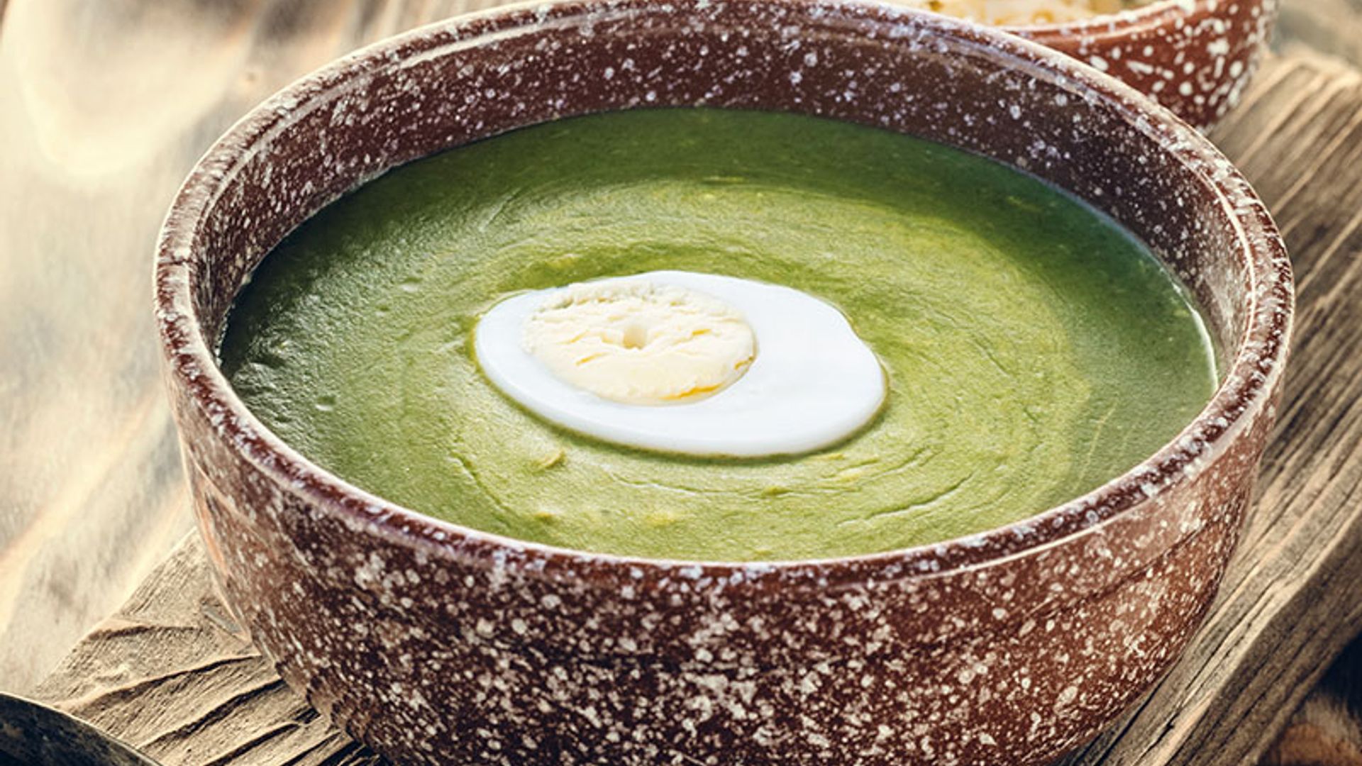 Crema de lechuga batavia con huevo cocido y col encurtida
