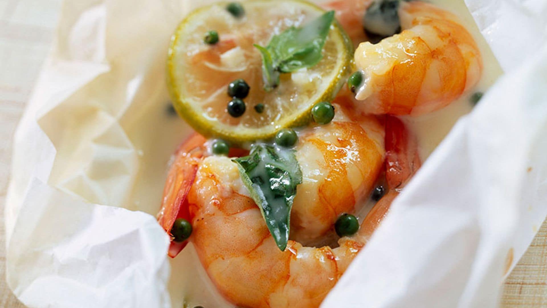 Gambas al papillote con lima y pimienta verde