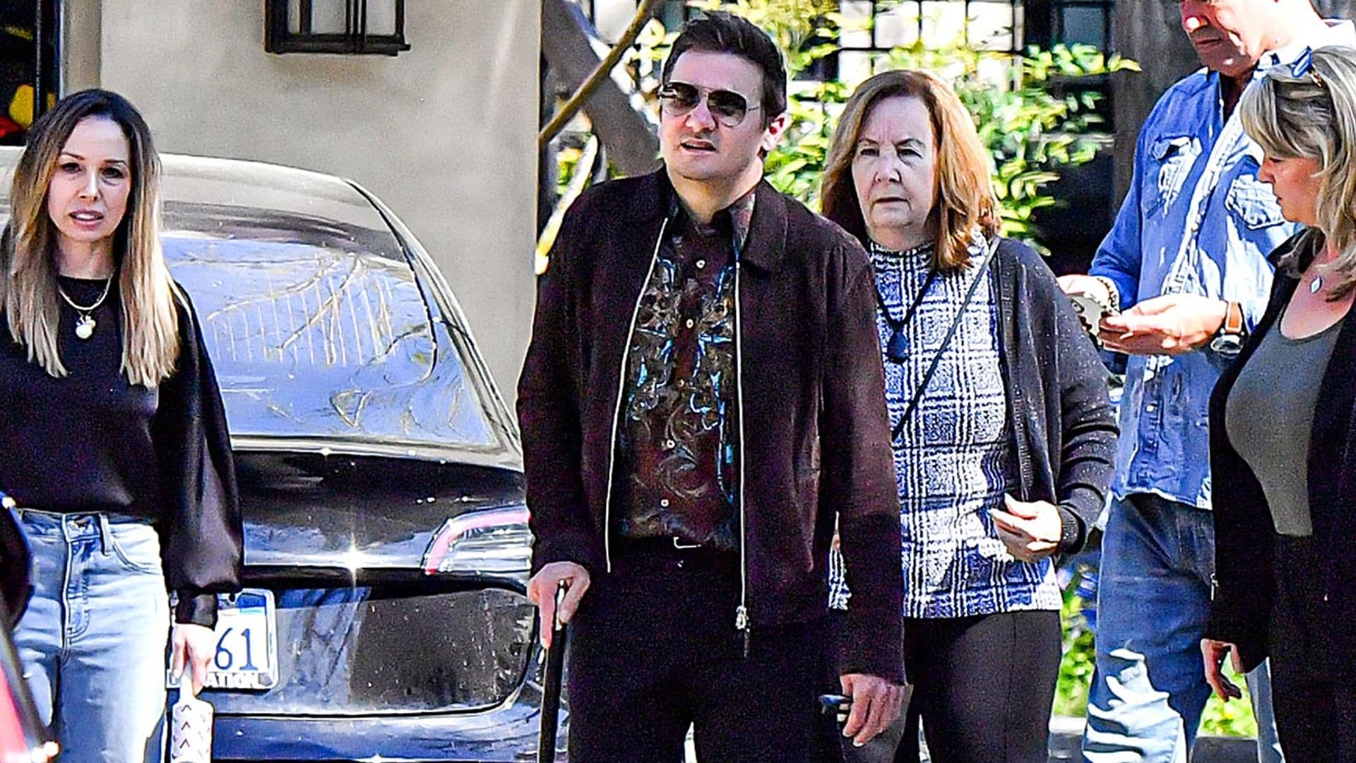 Jeremy Renner reaparece apoyado en un bastón tras el terrible accidente que casi le cuesta la vida
