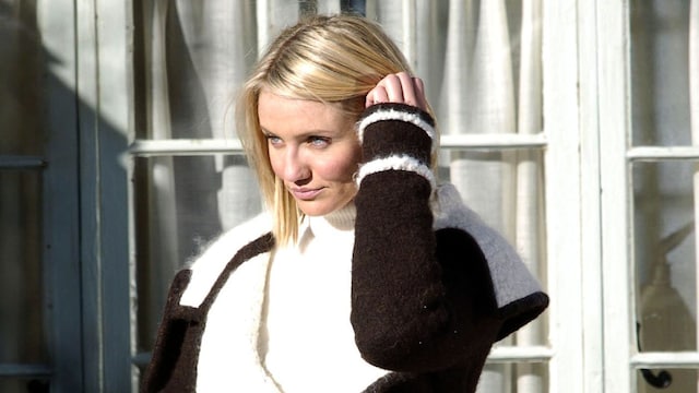Plano medio de Cameron Diaz en Inglaterra  con abrigo bicolor 