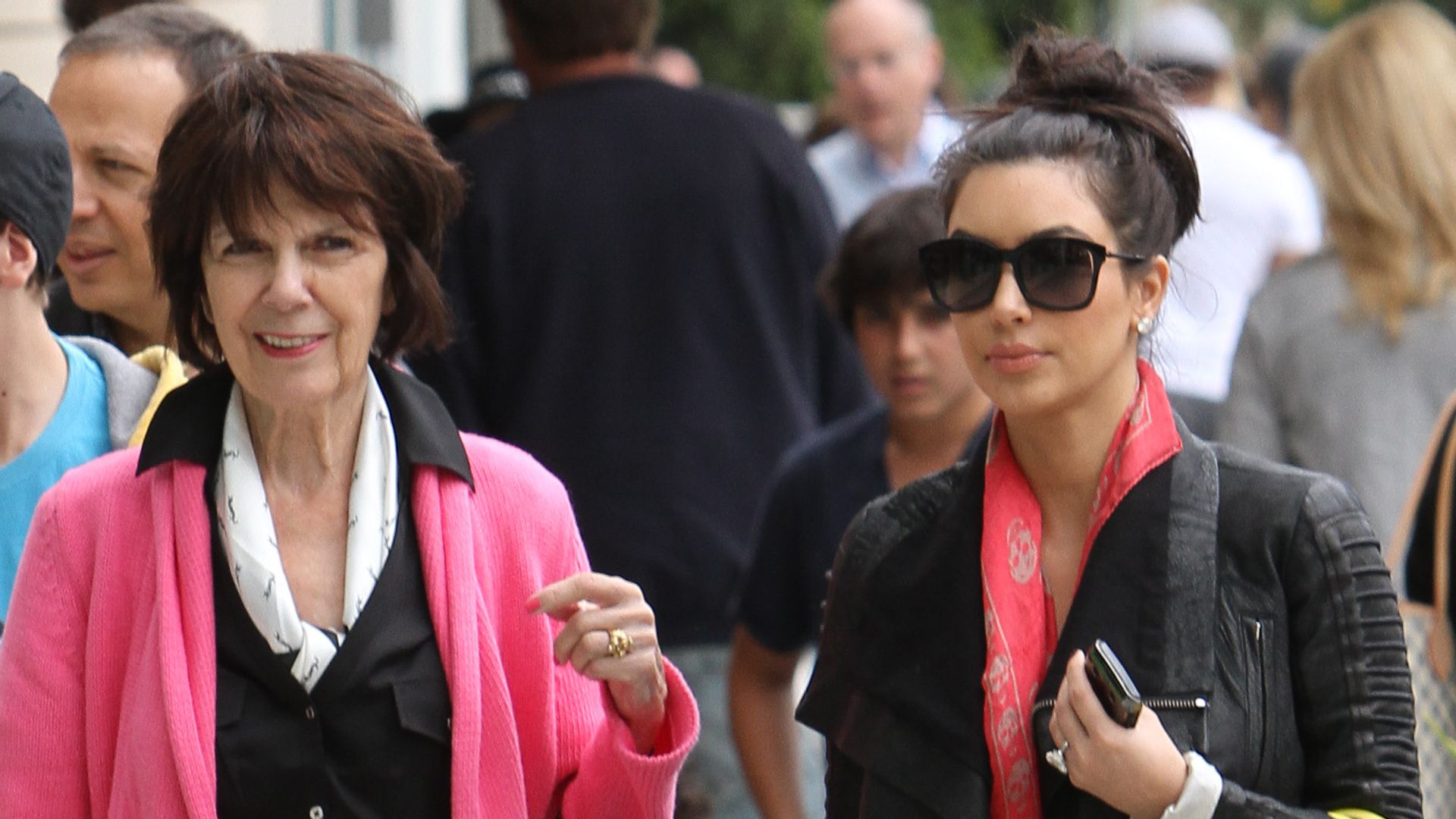 Kim Kardashian con su abuela, en el año 2011