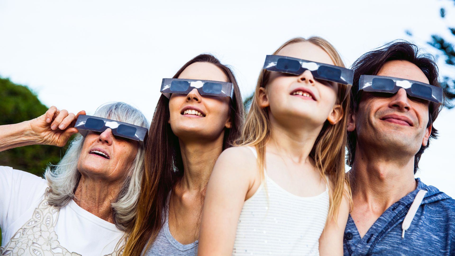 Familia con gafas homologadas preparada para ver un eclipse de sol