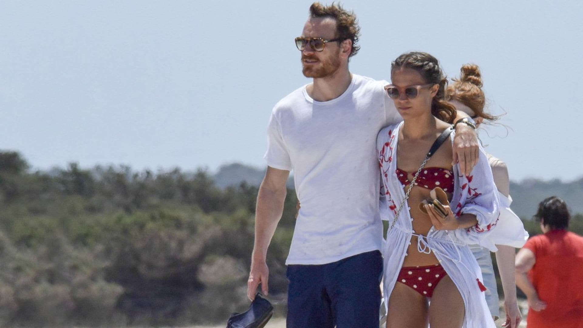 Alicia Vikander y Michael Fassbender, nuevas imágenes de sus vacaciones en Ibiza tras haber sido padres en secreto