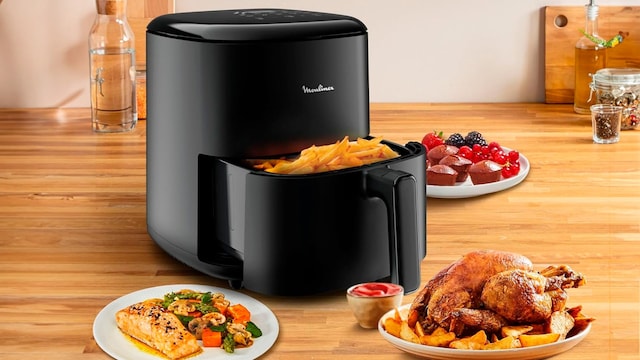 Una freidora de aire Moulinex en una cocina rodeada de comida