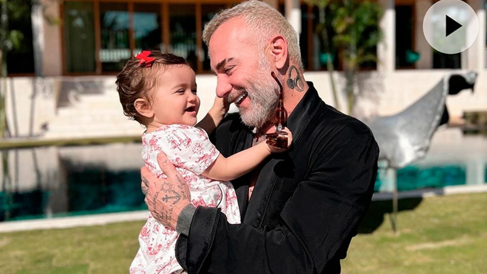 Gianluca Vacchi tiene la mejor rutina de entrenamiento, ¡con Blu a su lado!