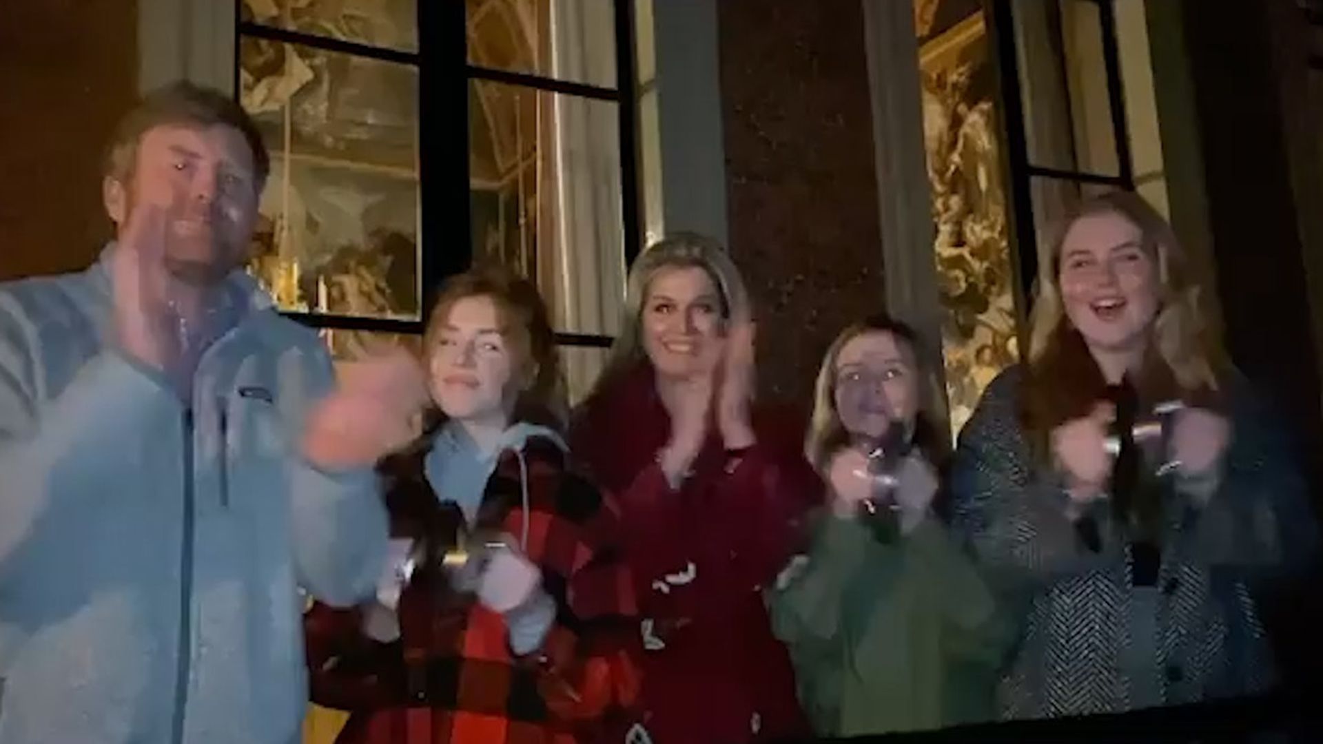 Cacerola en mano y desde el balcón: los reyes de Holanda y sus hijas apoyan a los sanitarios