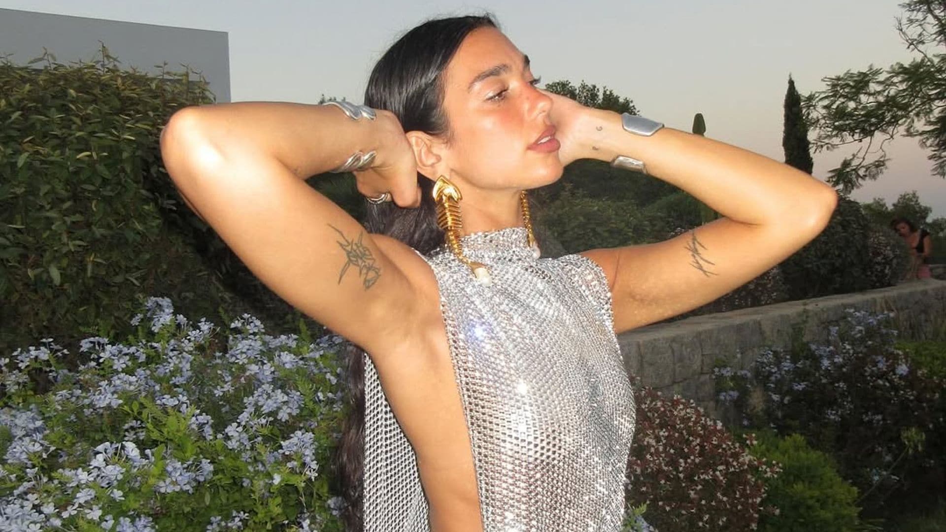 Dua Lipa con vestido metalizado