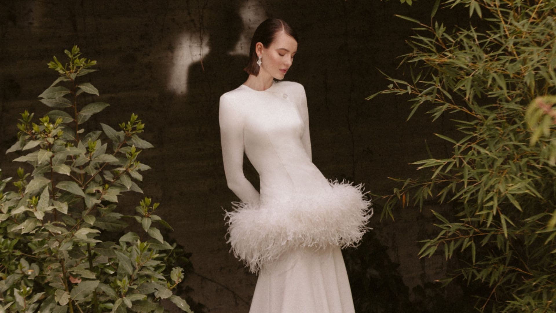 Vestidos sobrios y elegantes para novias que buscan impresionar desde el minimalismo, lo nuevo de Luis Infantes