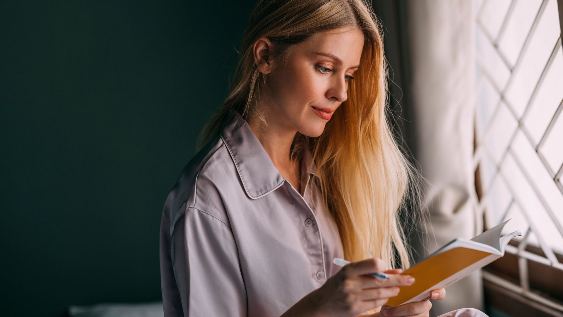 Una mujer escribiendo un diario