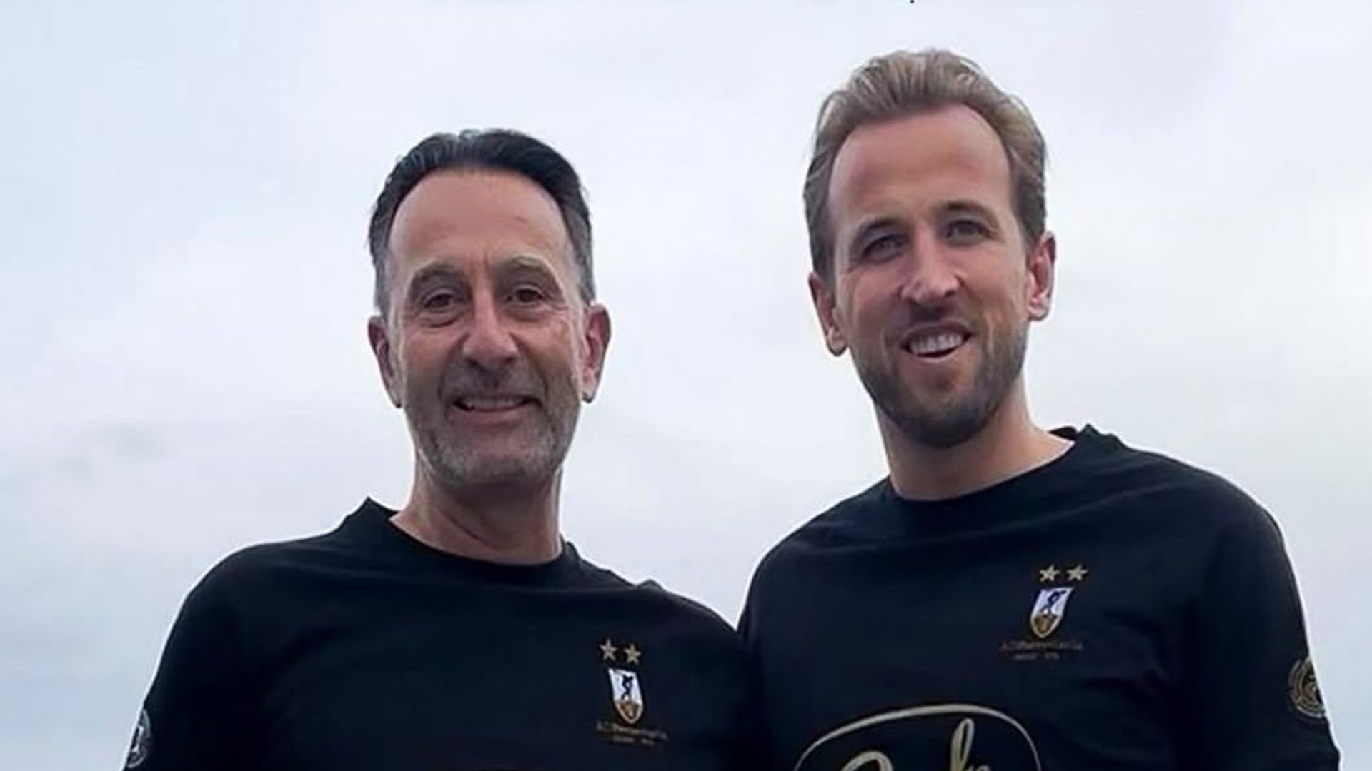 Harry Kane junto al doctor Alejandro Elorriaga Claraco