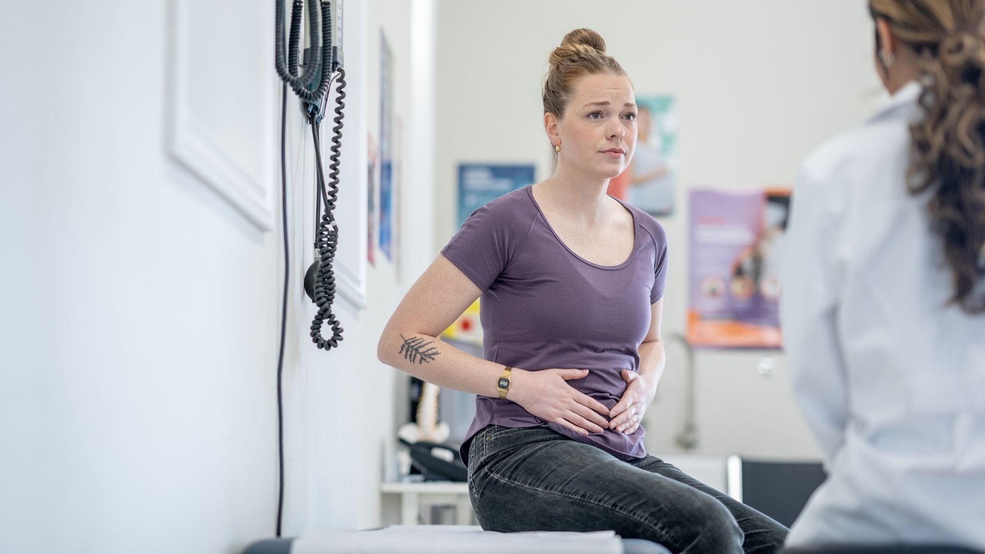 Mujer con problemas de suelo pélvico en el médico