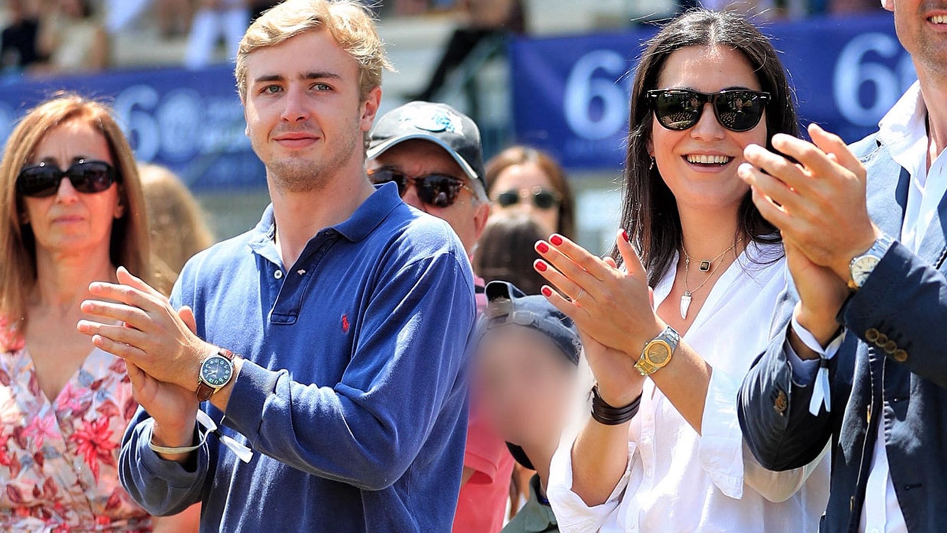 Luis Martínez de Irujo, muy orgulloso del premio a su padre, lo celebra junto a Bárbara Mirjan