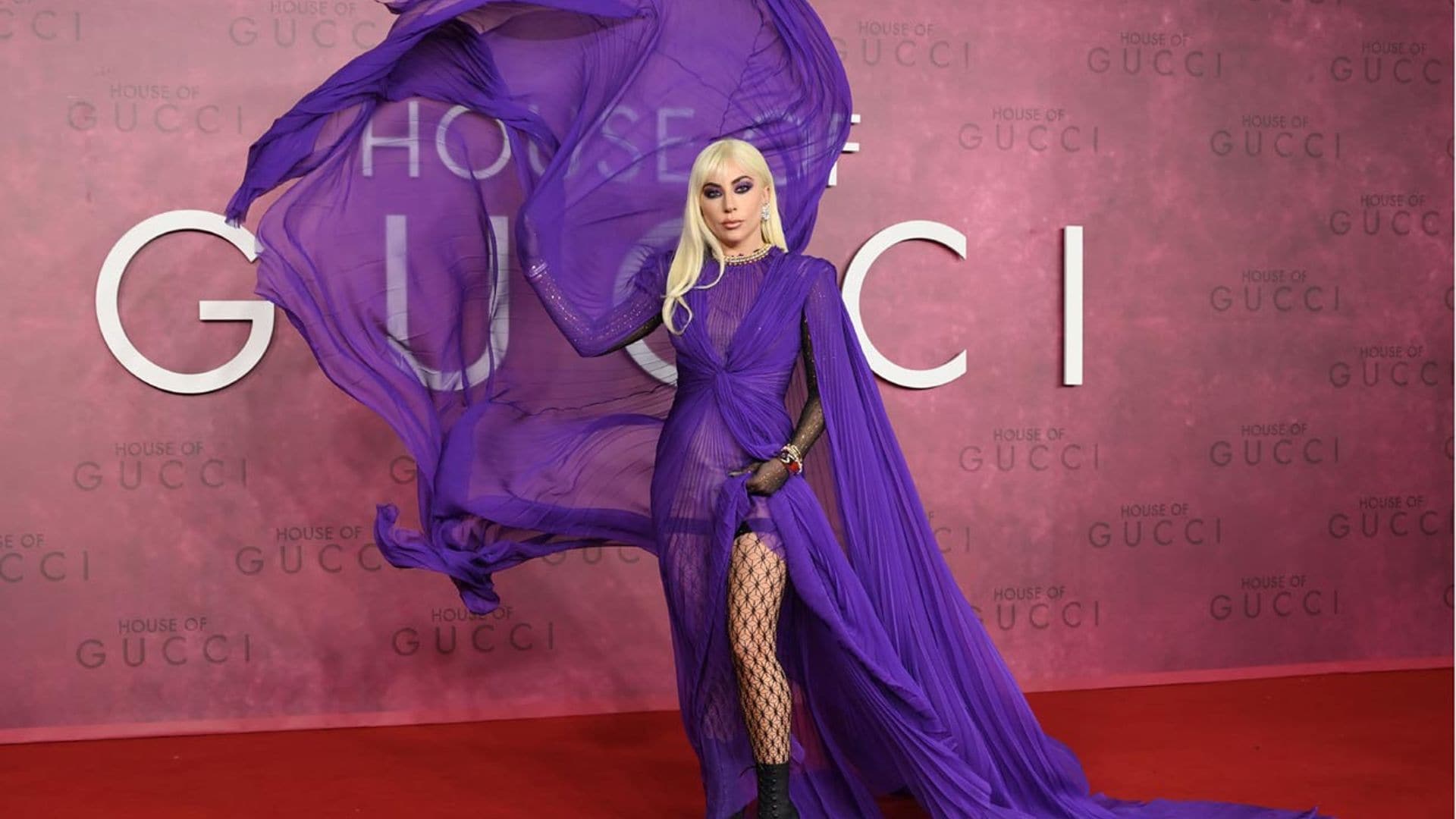 Lady Gaga paraliza Londres gracias a su espectacular vestido con capa