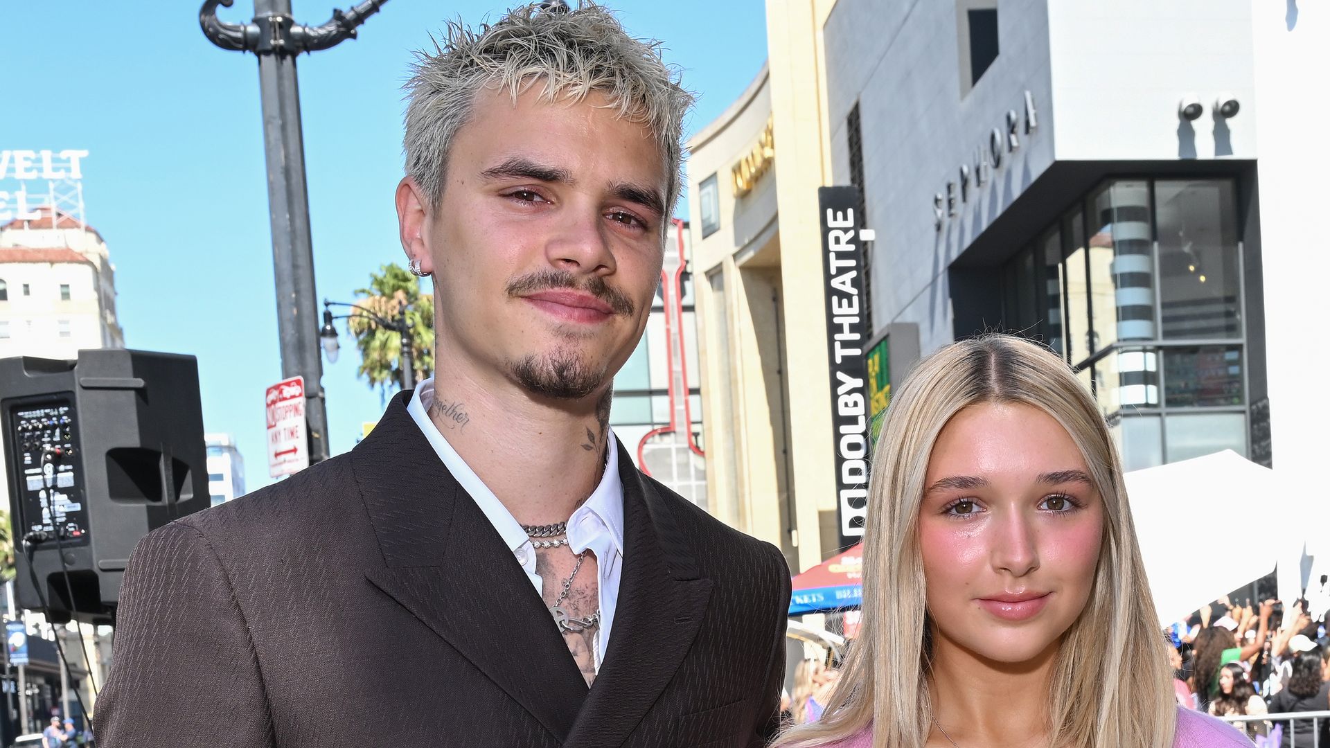 Romeo Beckham y Harper Beckham en la ceremonia para develar la estrella de su padre, David Beckham, en el Paseo de la Fama, en Los Ángeles, California, el 12 de junio de 2026.