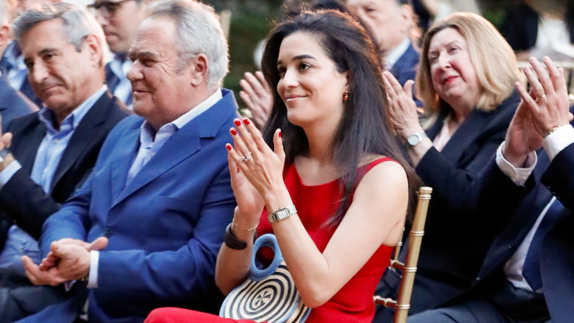 Bárbara Mirjan, imponente de rojo en Sevilla para apoyar a Cayetano Martínez de Irujo: "Proyecta una imagen de seguridad y confianza en sí misma"
