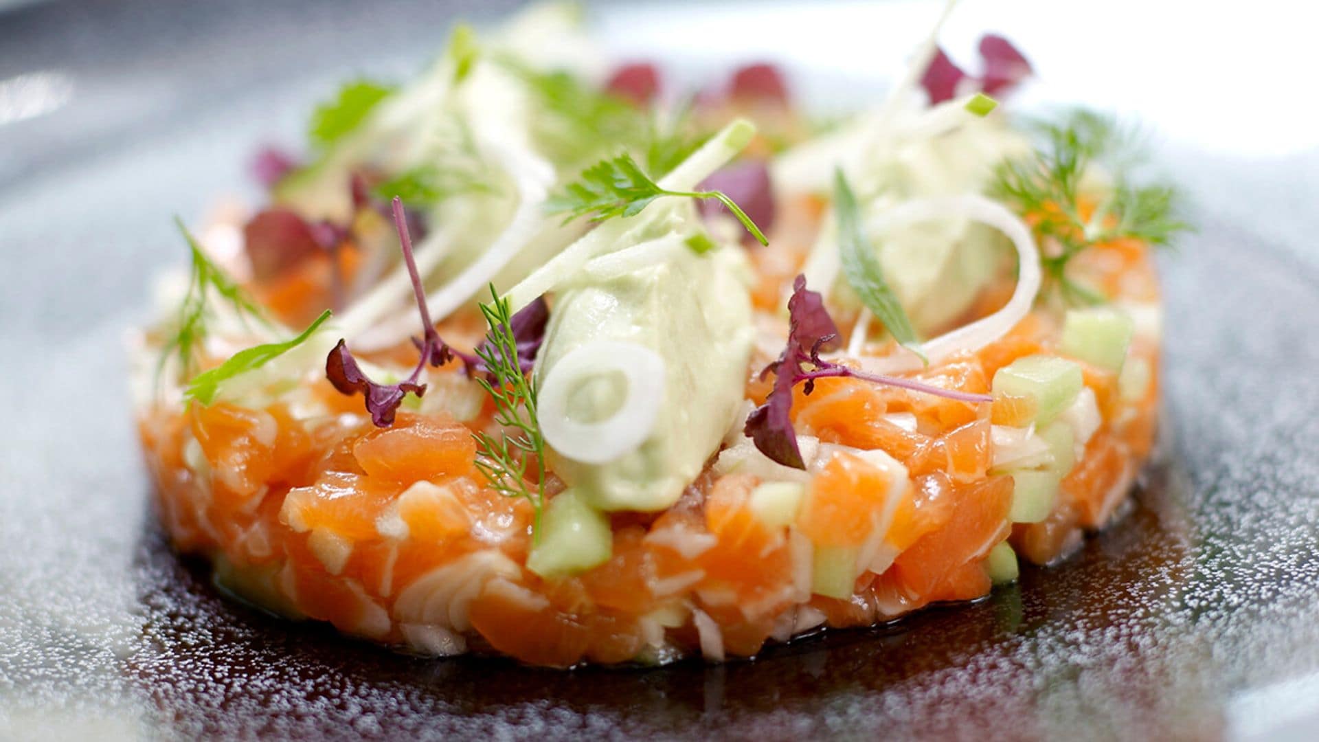 Tartar de salmón con manzana y sorbete