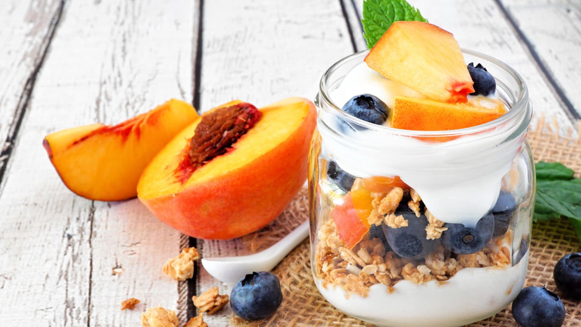 Postre de melocotón con yogur y granola