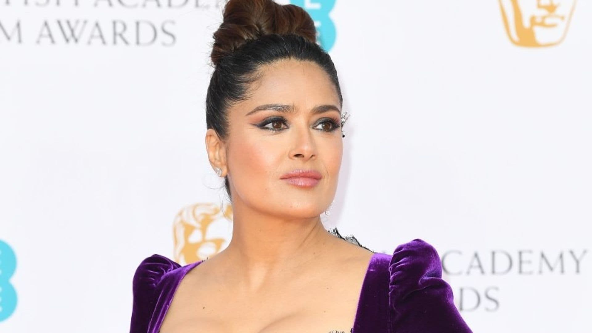 Salma Hayek impacta en los BAFTA con su look morado de inspiración gótica
