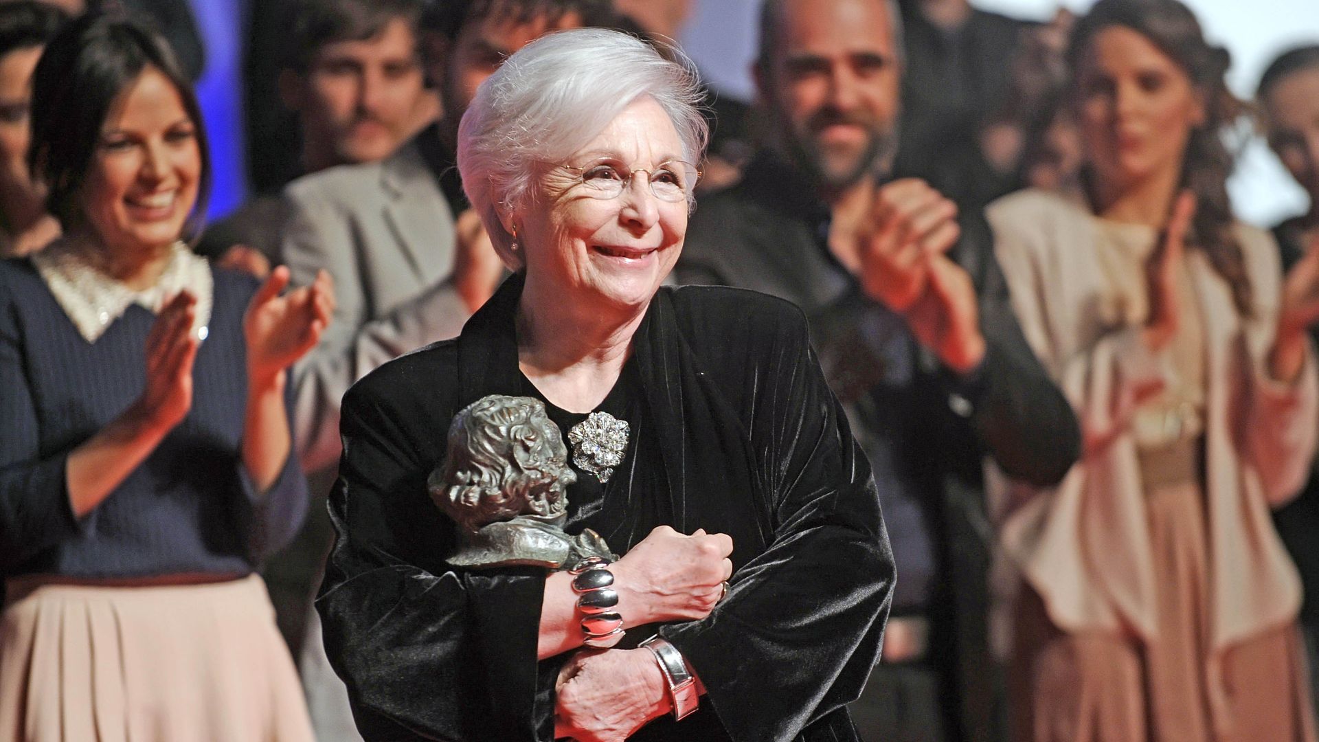 Josefina Molina, junto a su Goya de Honor